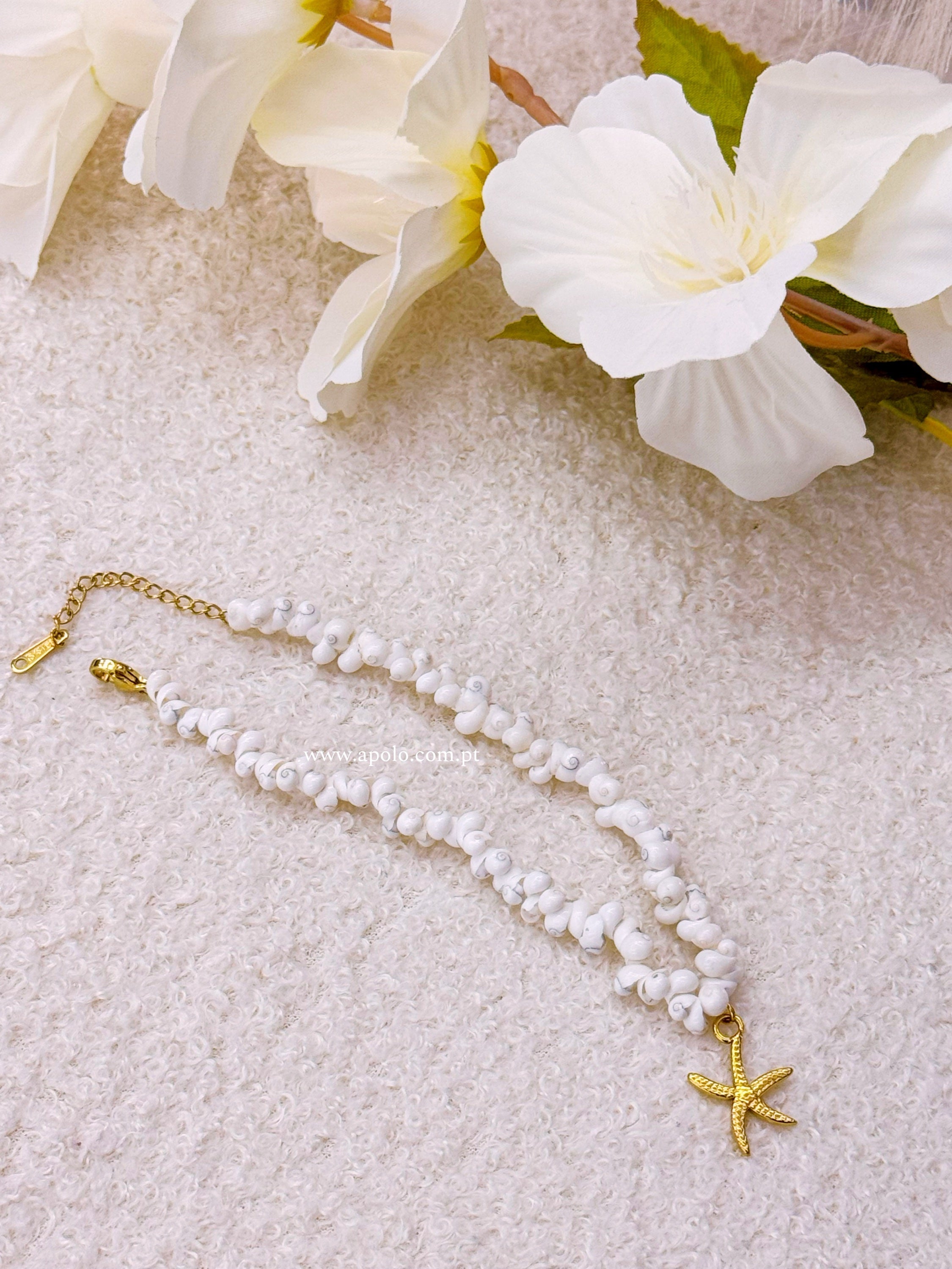 Pulseira de pé preenchida com mini búzios e estrela do mar em pendente | Dourado