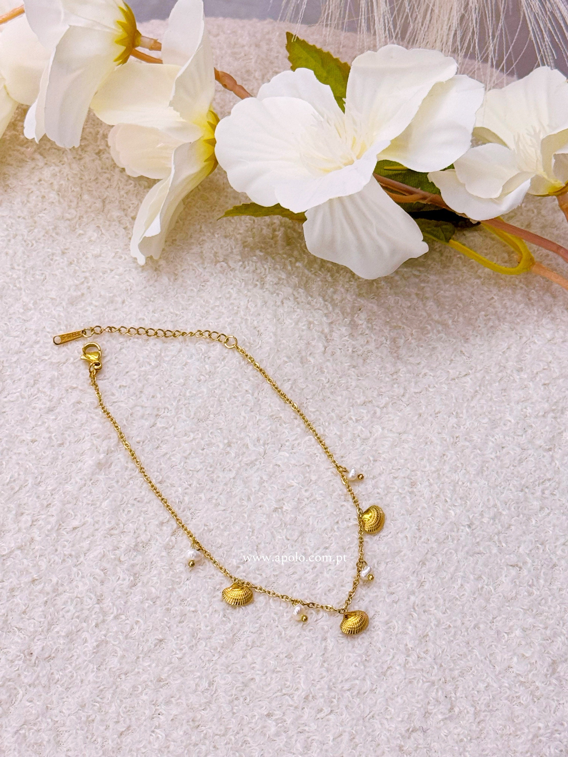 Pulseira de pé corrente fininha com conchinhas e mini pérolas | Dourada