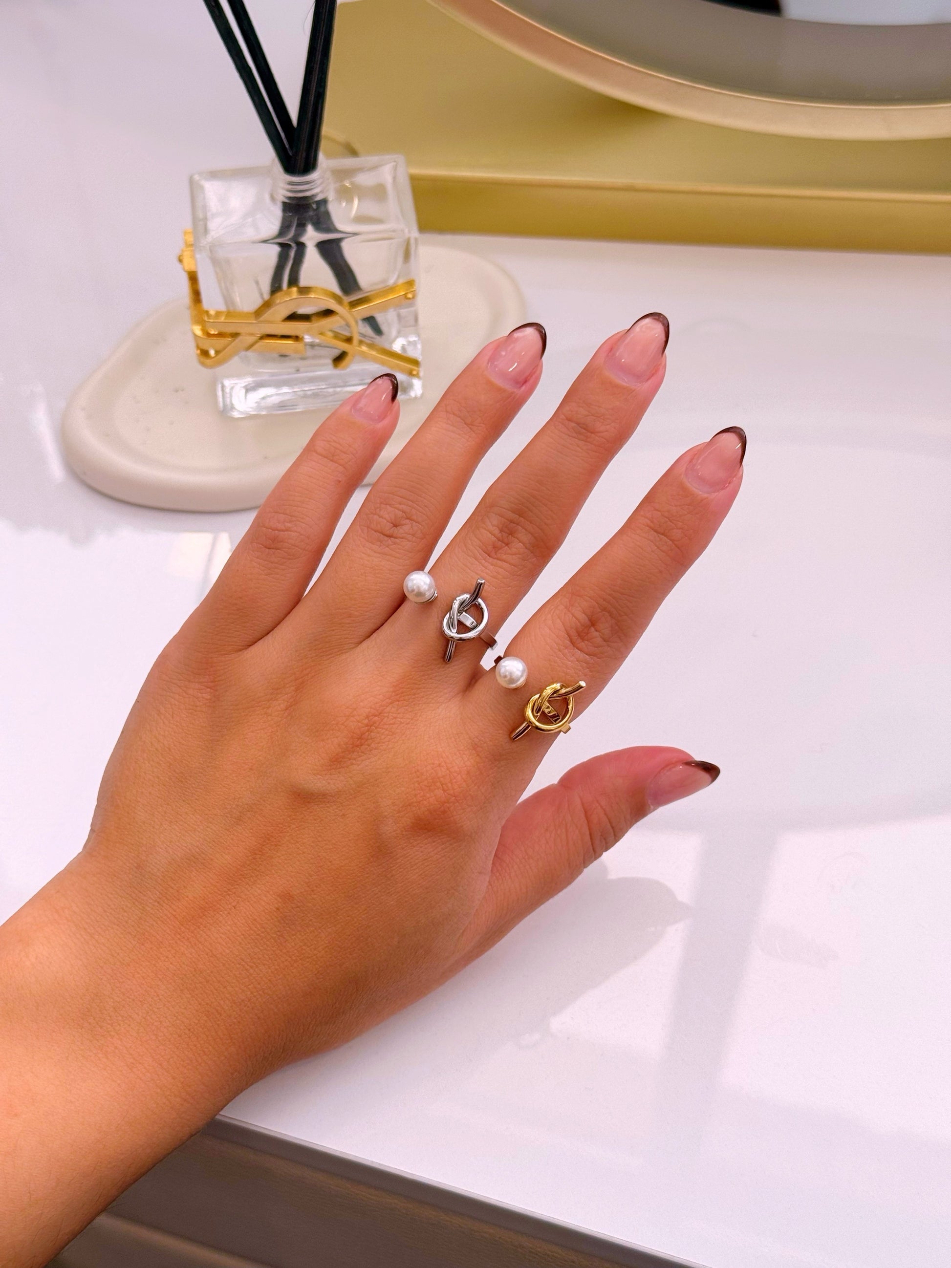 Anel ajustável efeito nó e pérola | 2 Cores