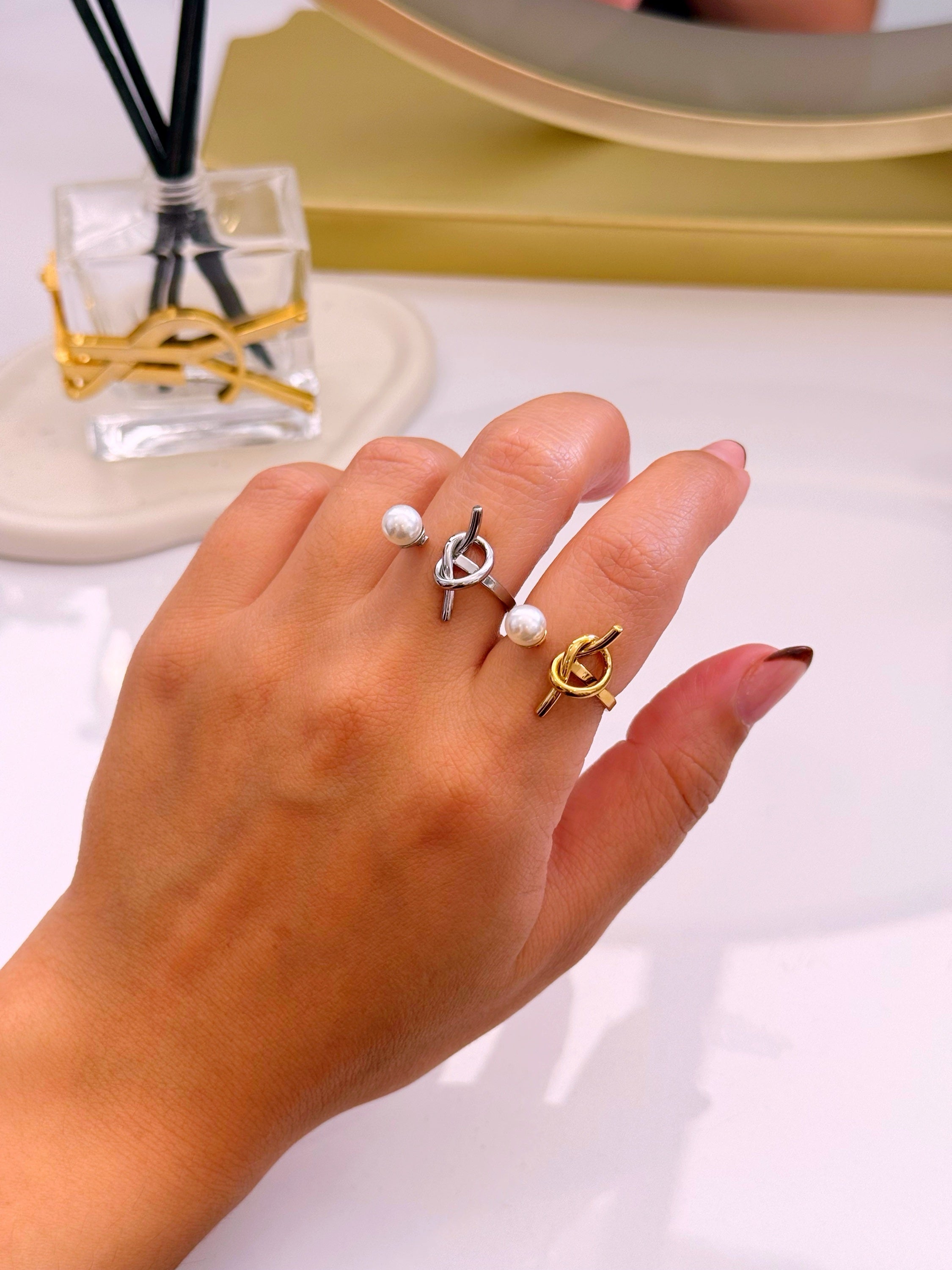 Anel ajustável efeito nó e pérola | 2 Cores