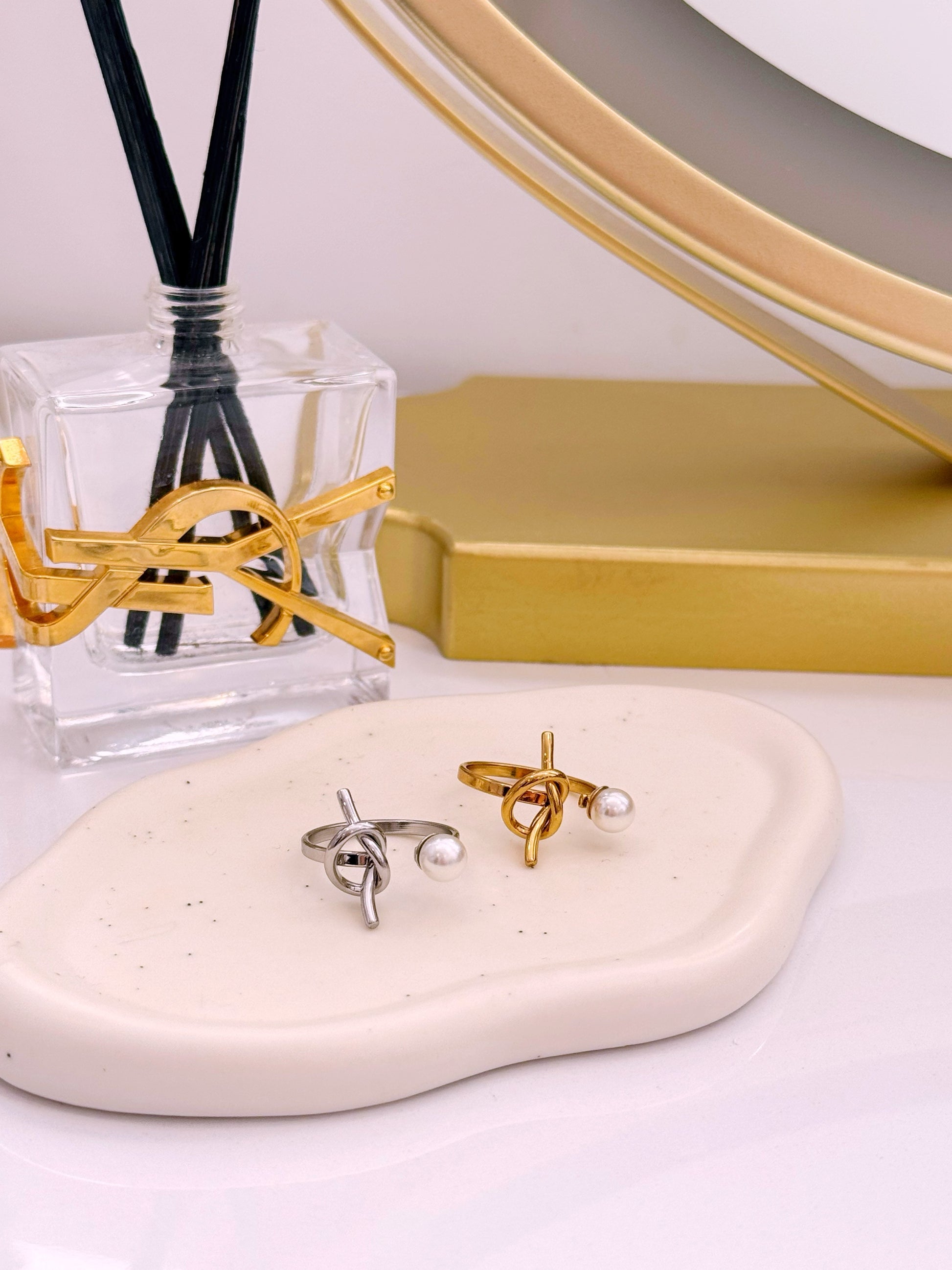 Anel ajustável efeito nó e pérola | 2 Cores