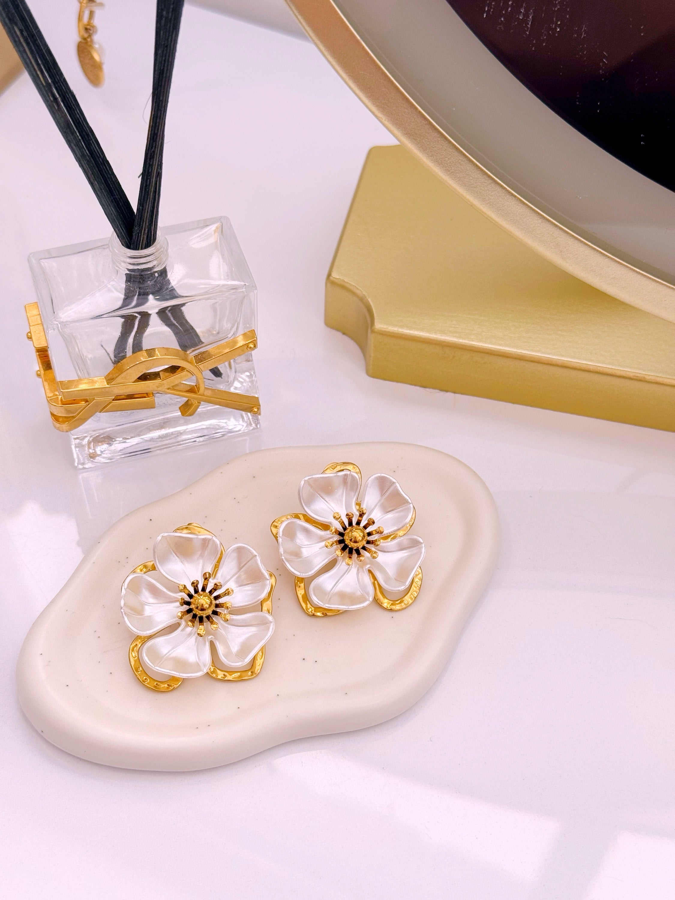 Brincos elegantes de flor em madre pérola e pormenores | Dourado