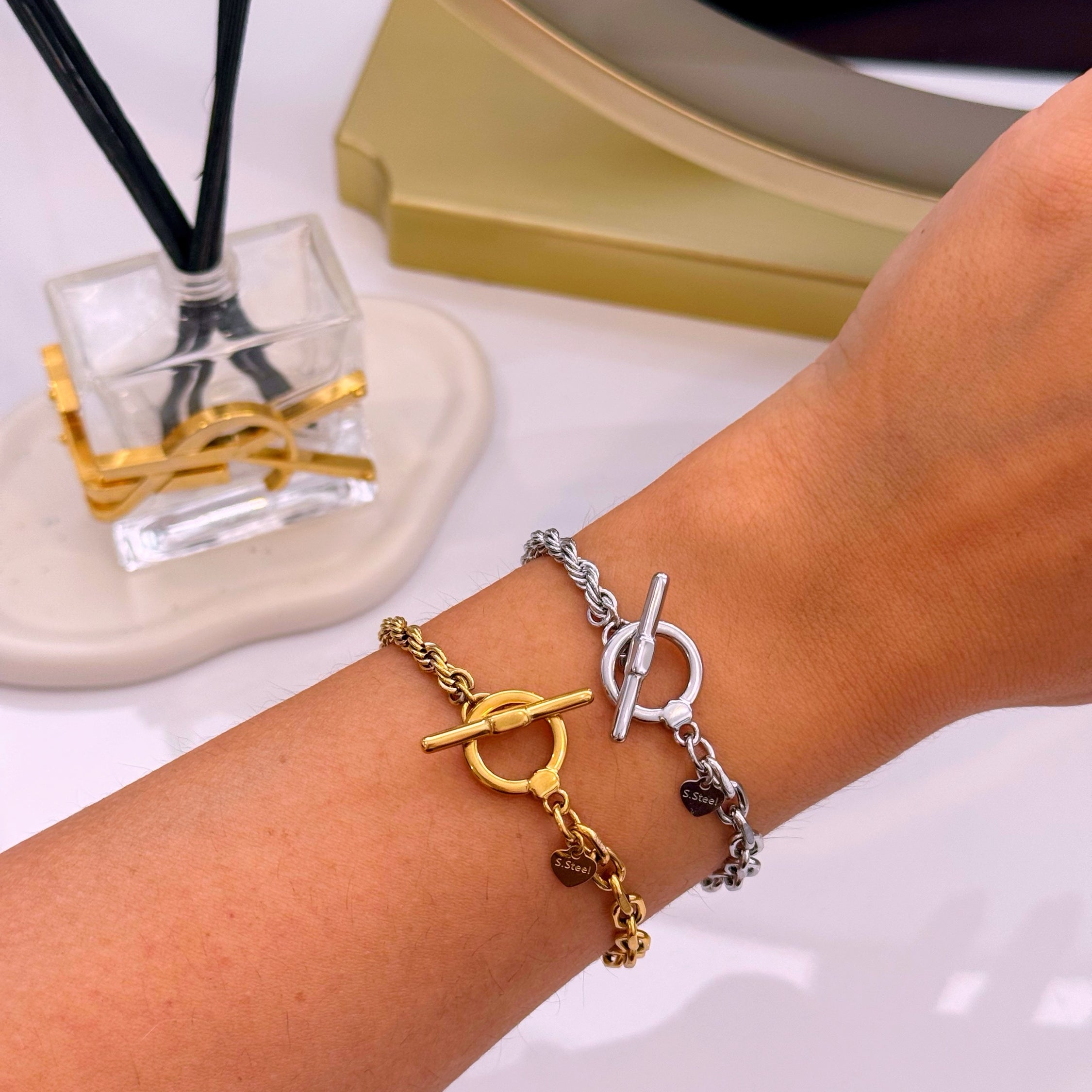 Pulseira com mix de malhas e fecho em T | 2 Cores