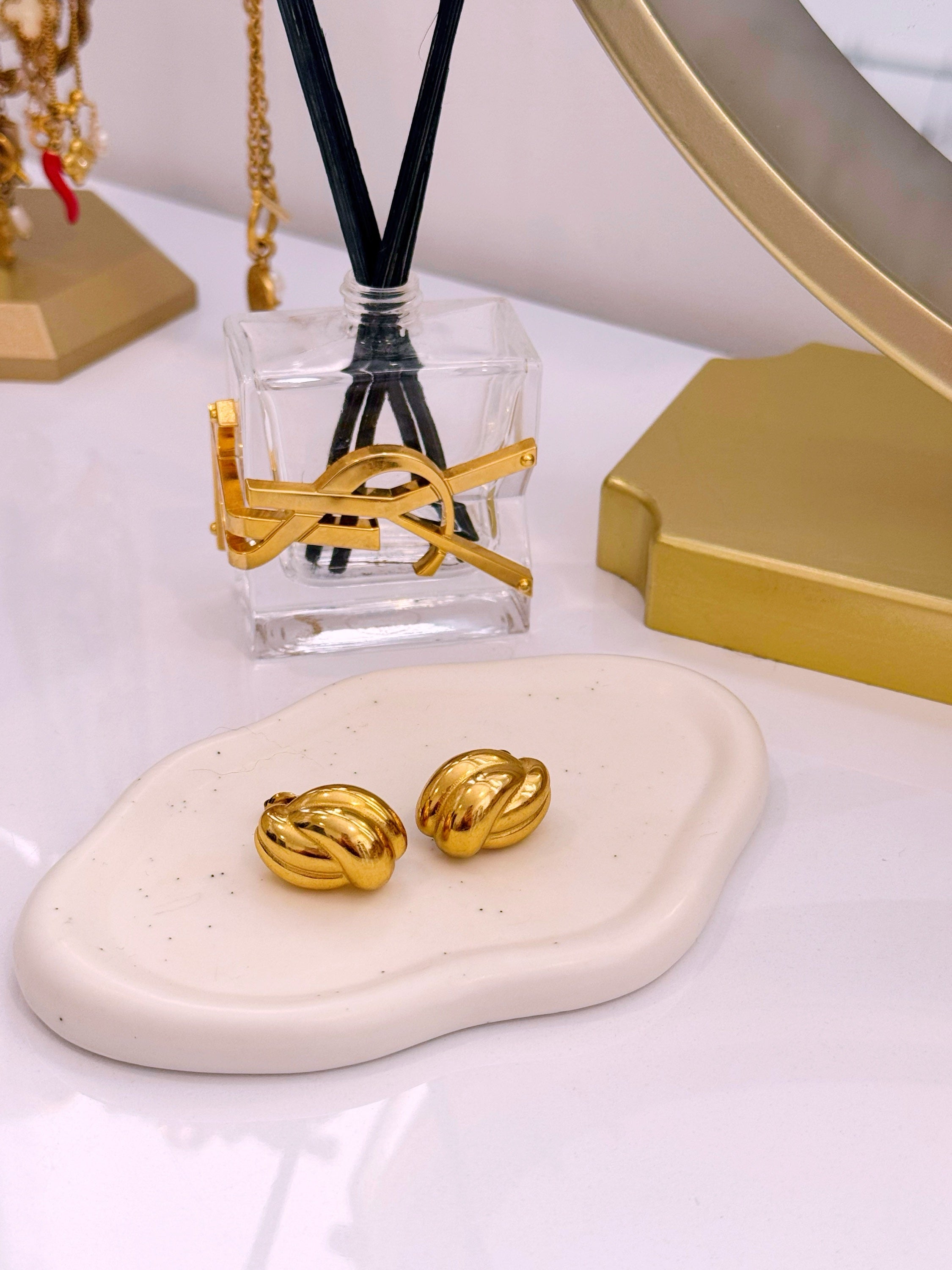 Brinco clássico entrançado com relevos | Dourado