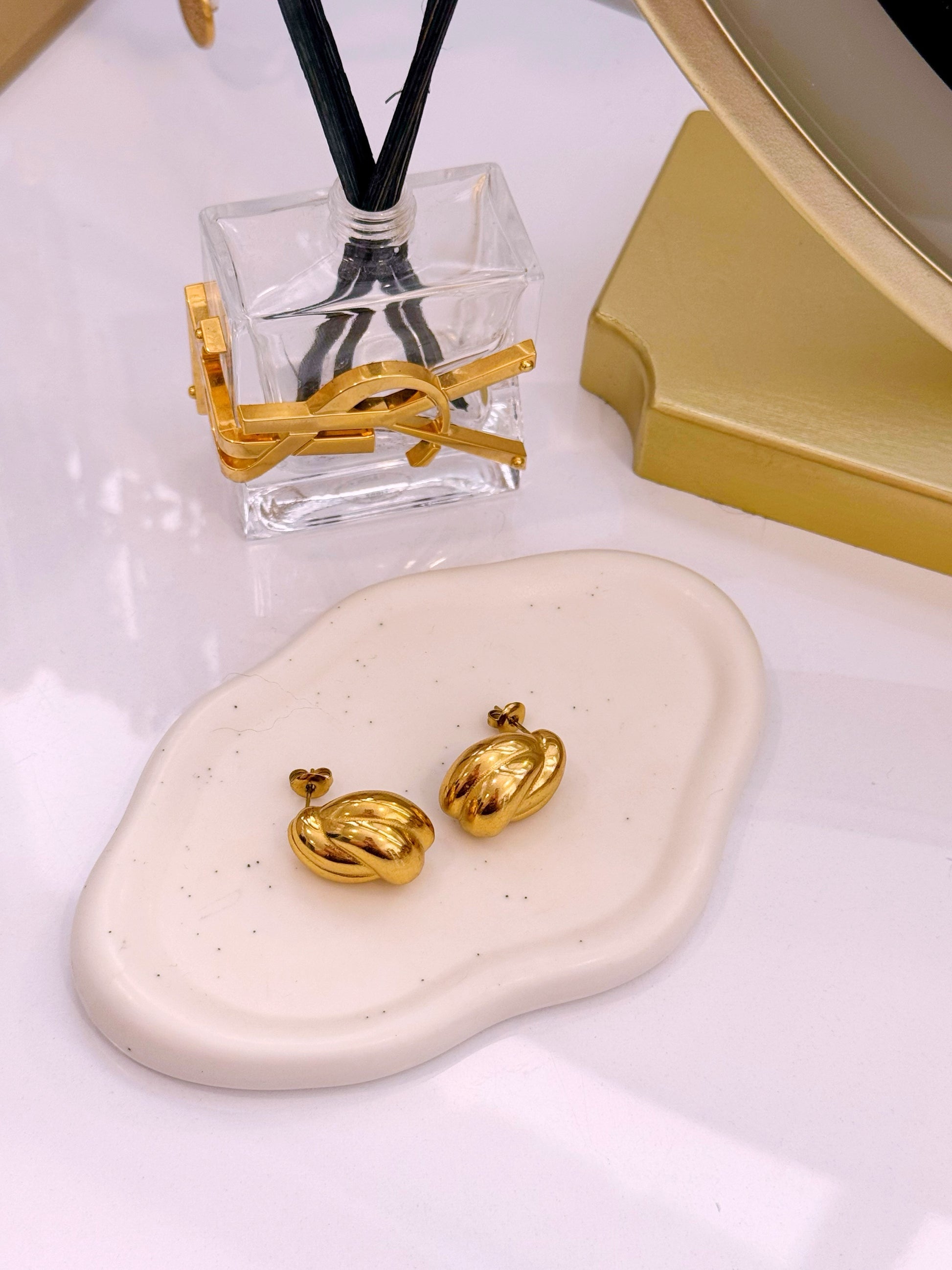 Brinco clássico entrançado com relevos | Dourado