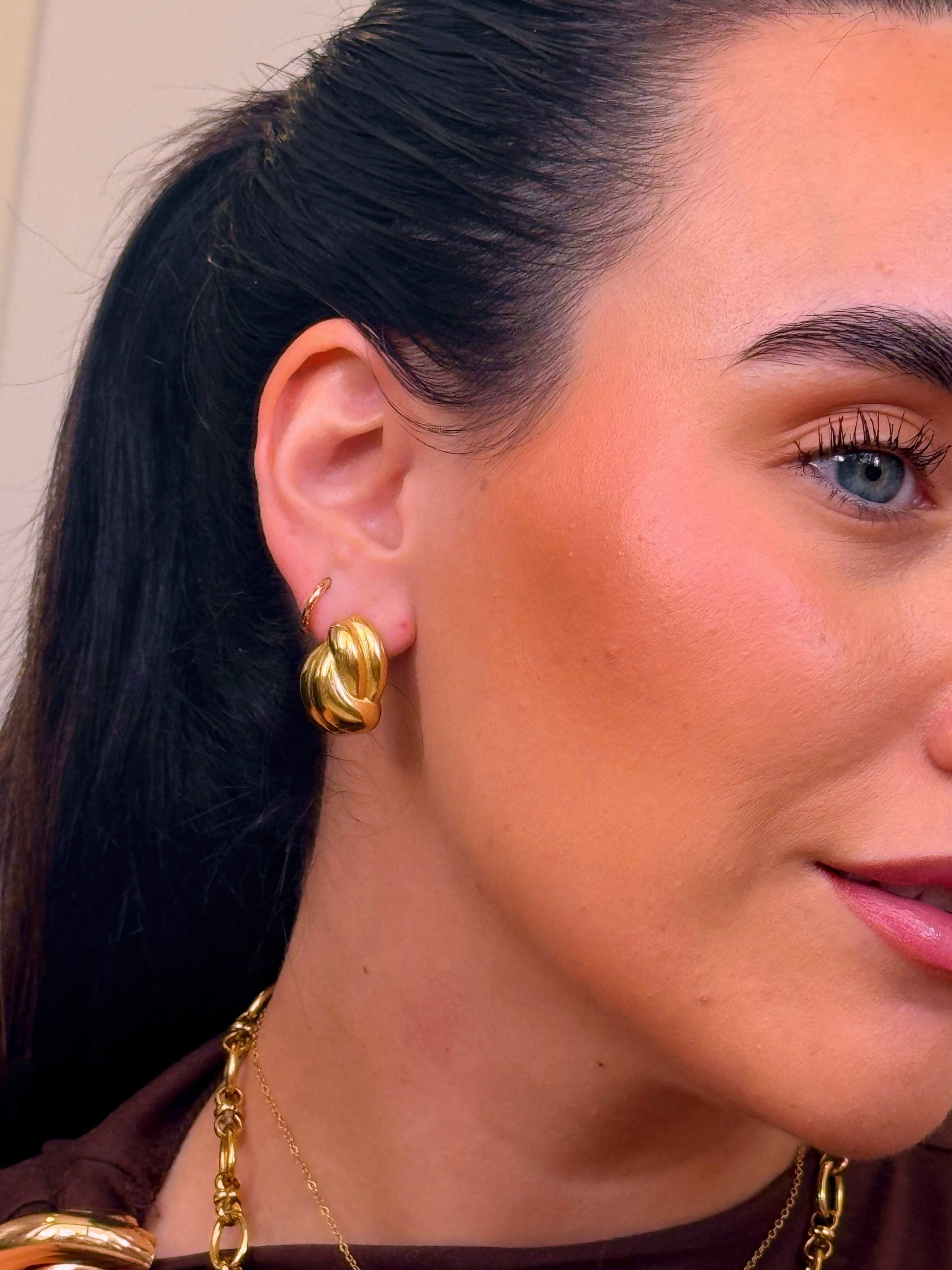 Brinco clássico entrançado com relevos | Dourado