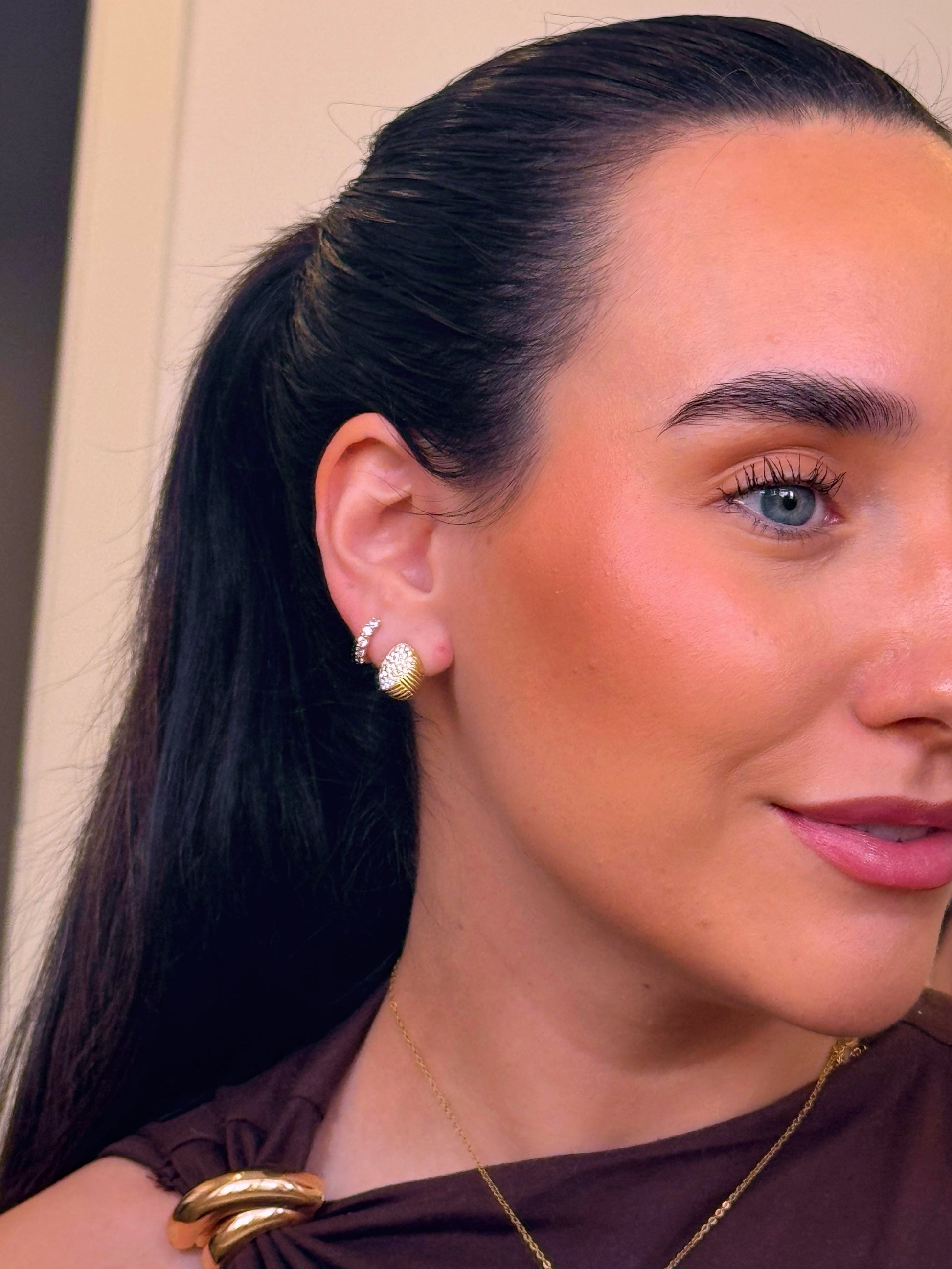 Mini brincos gota com relevos e brilhantes | Dourado