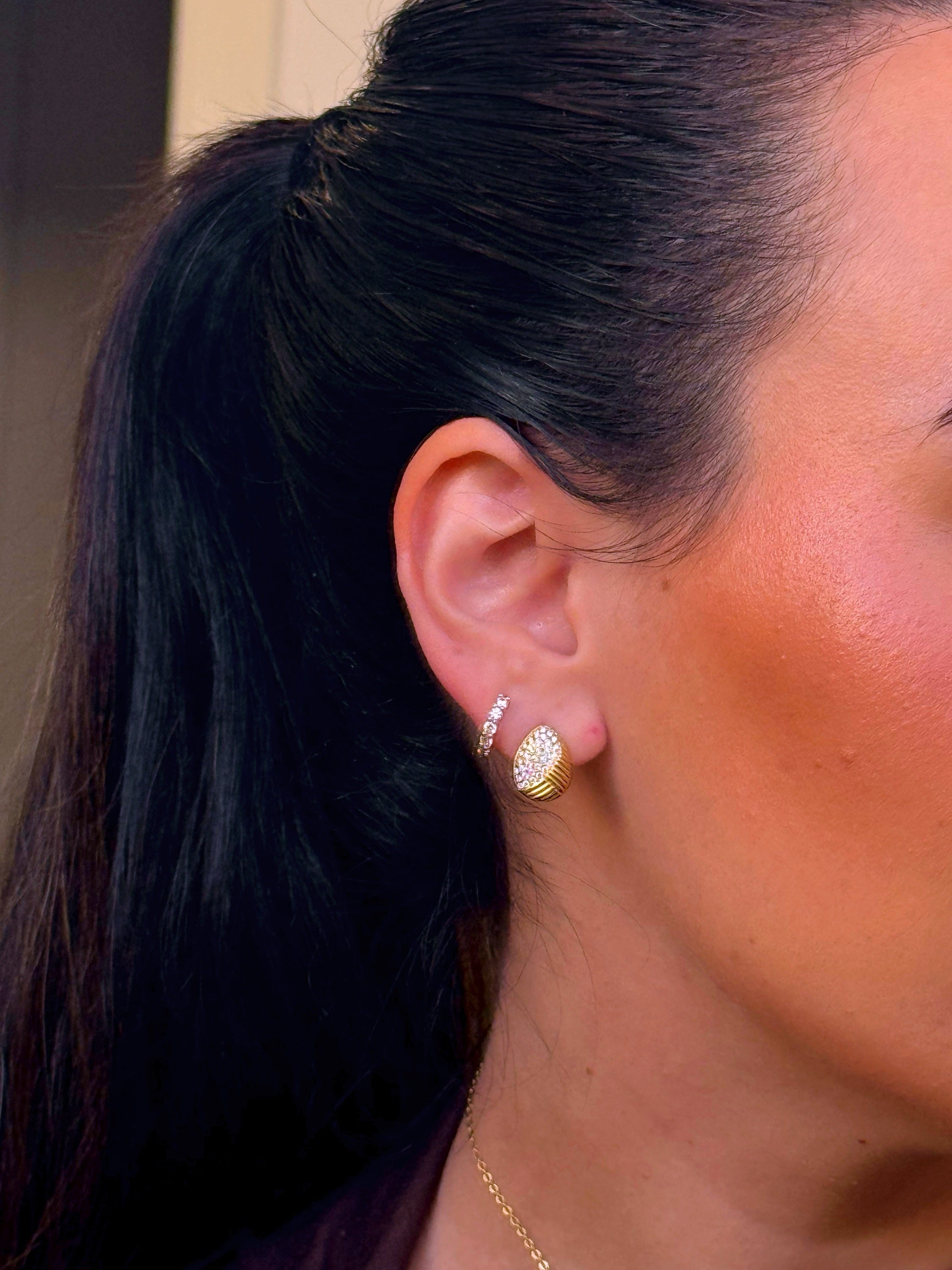 Mini brincos gota com relevos e brilhantes | Dourado