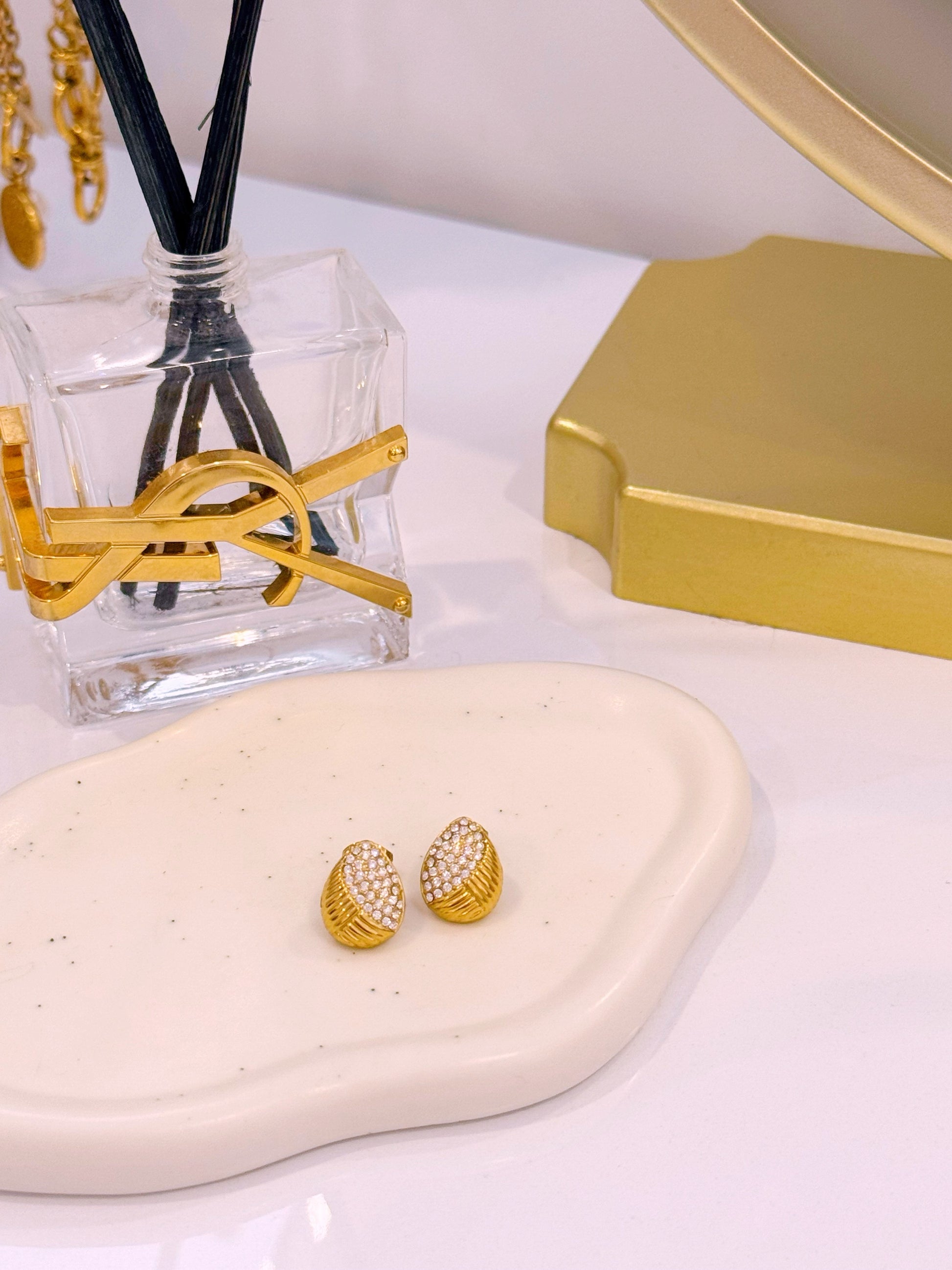 Mini brincos gota com relevos e brilhantes | Dourado