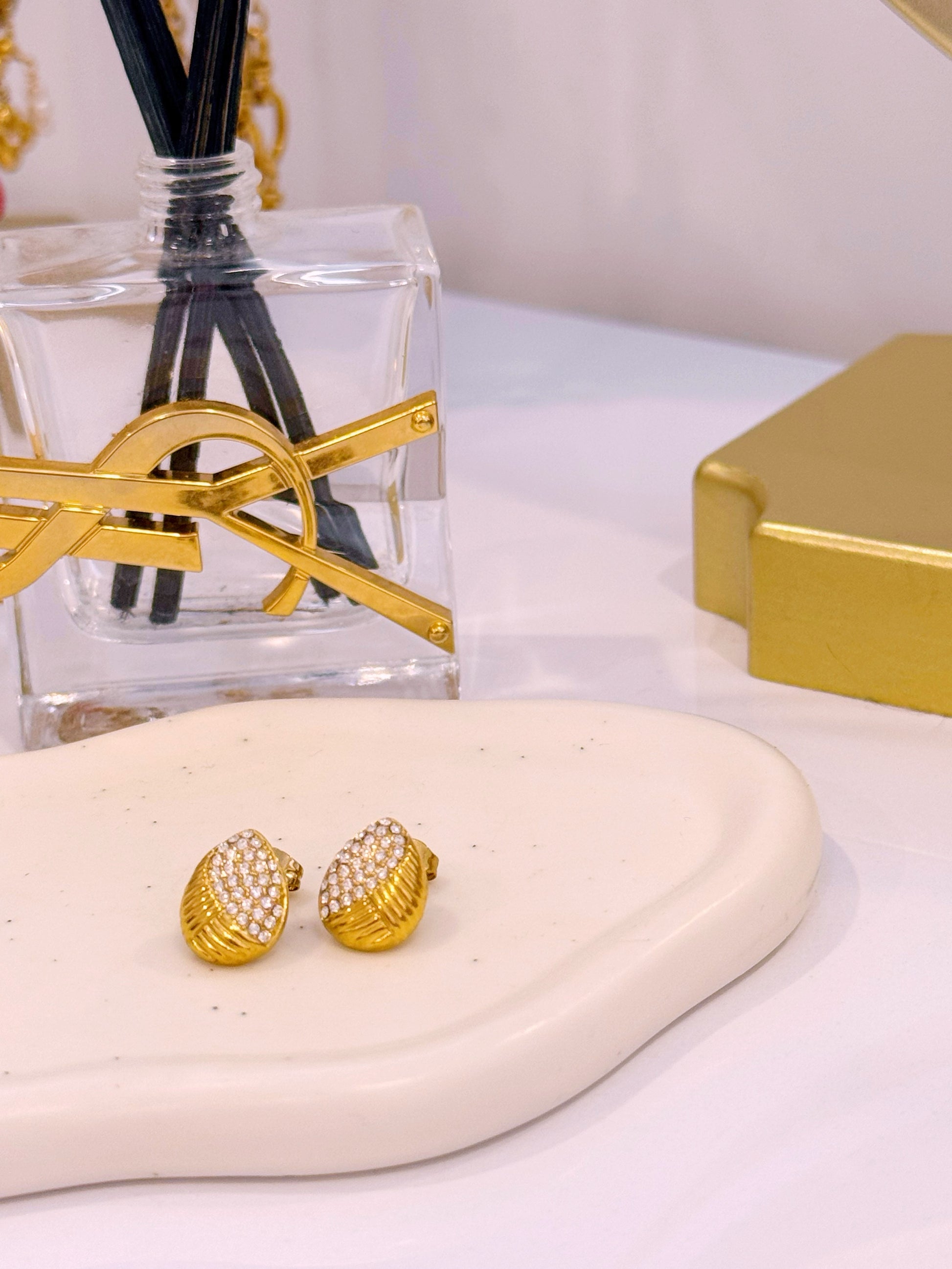 Mini brincos gota com relevos e brilhantes | Dourado