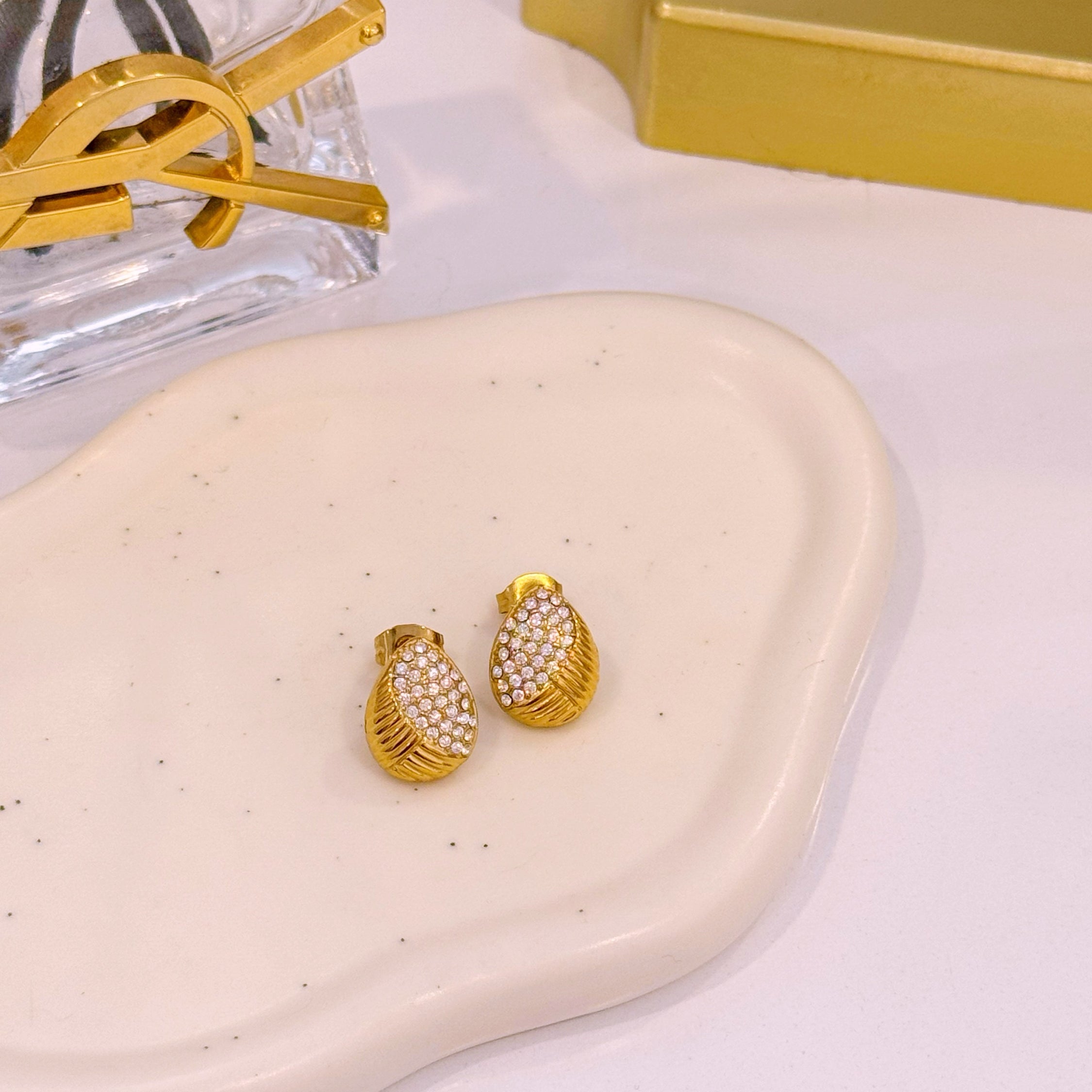 Mini brincos gota com relevos e brilhantes | Dourado