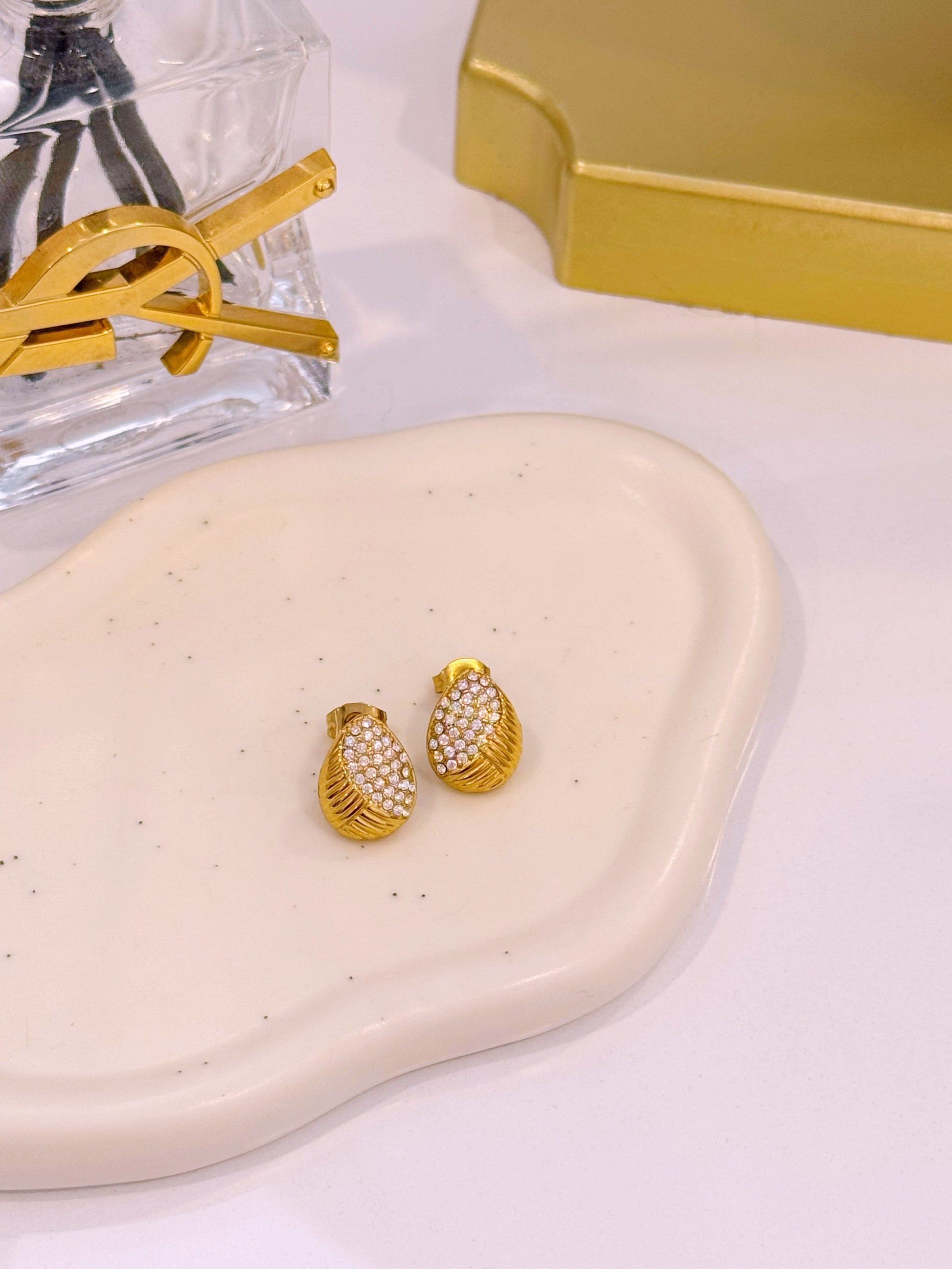 Mini brincos gota com relevos e brilhantes | Dourado