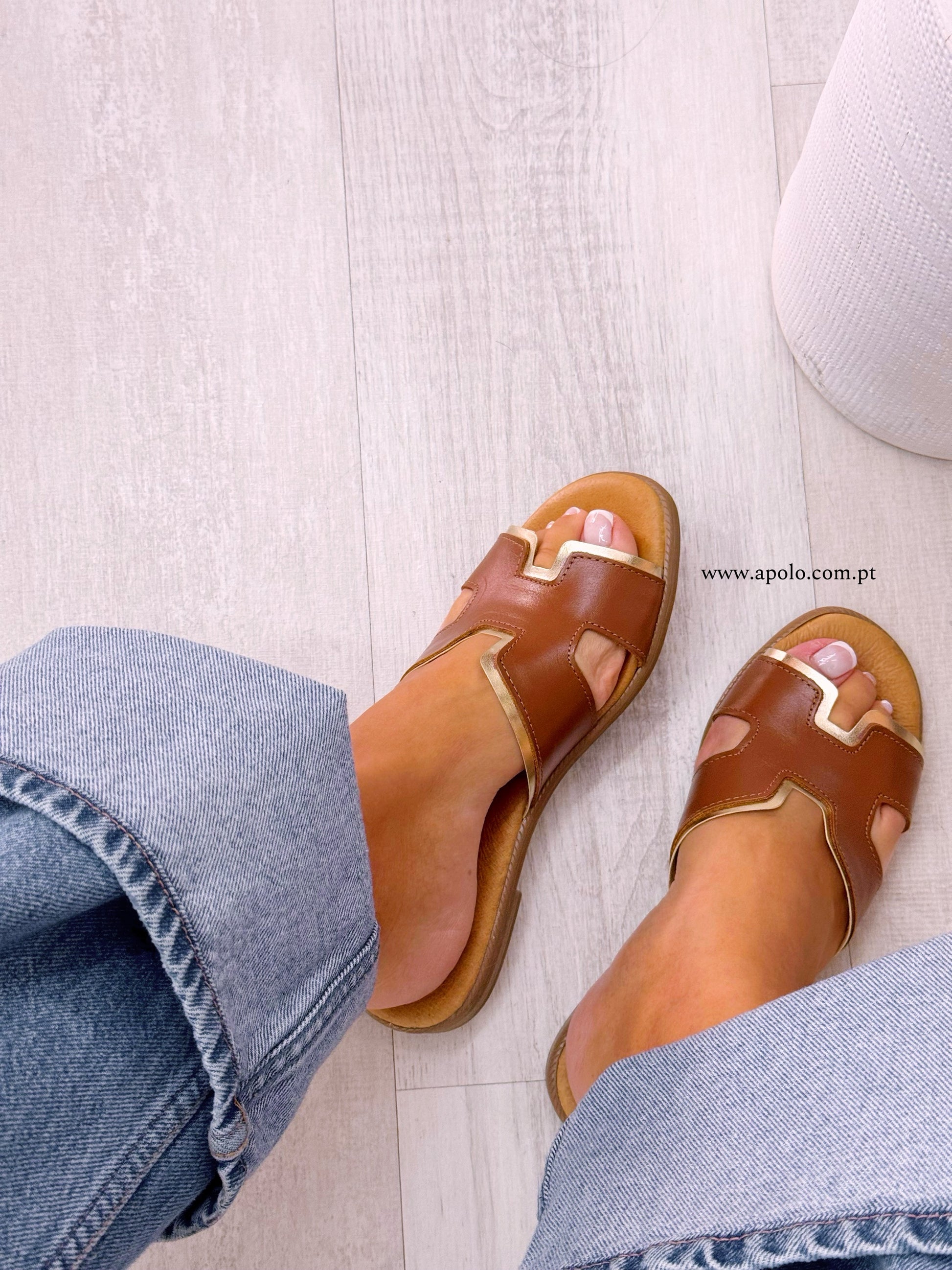 Chinelo com H em castanho e rebordo dourado | Fabrico Nacional