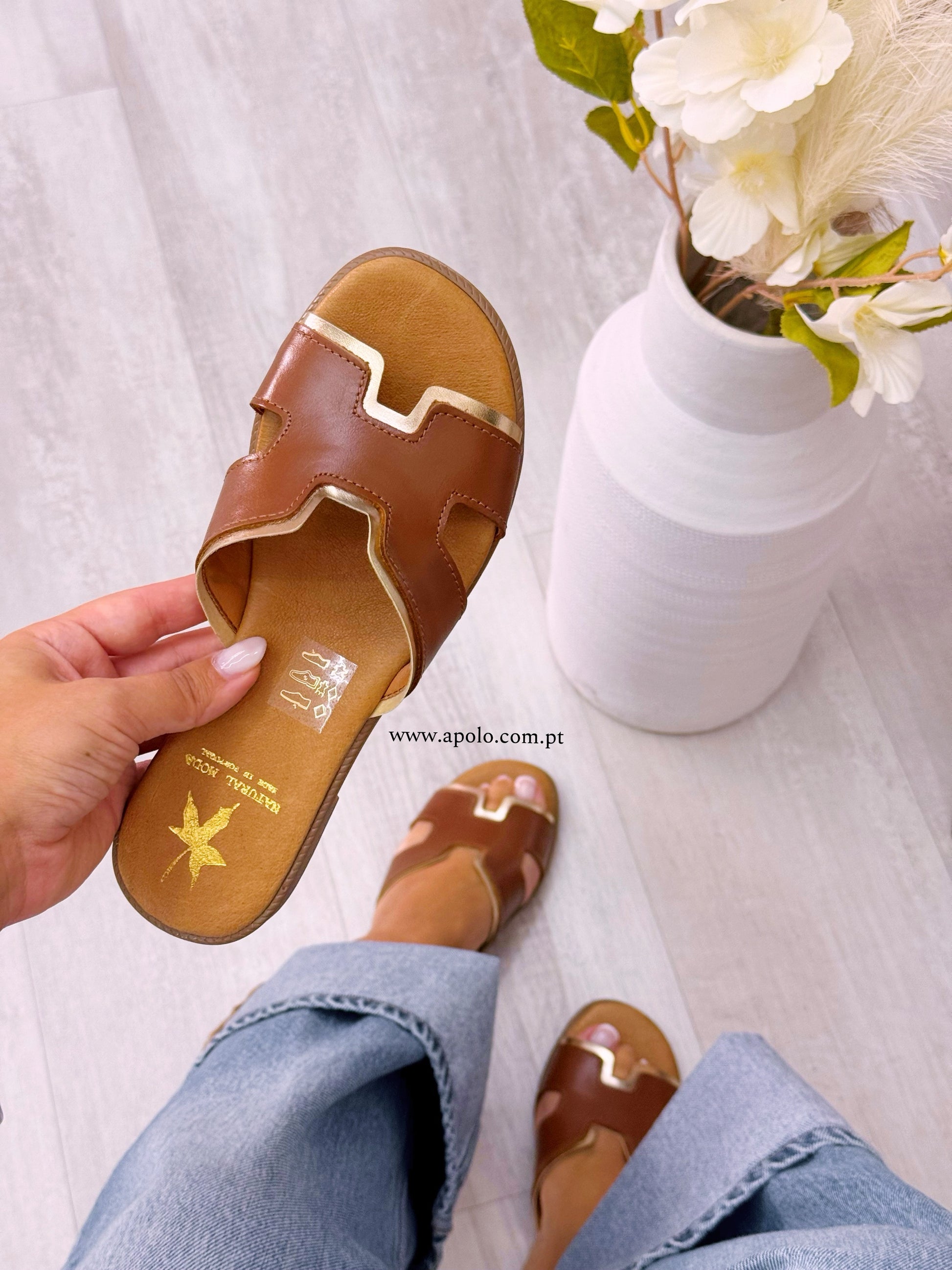 Chinelo com H em castanho e rebordo dourado | Fabrico Nacional