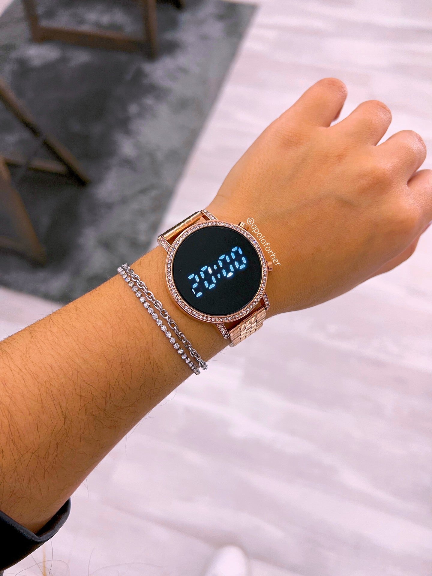 Relógio digital redondo com brilhantes | rose gold