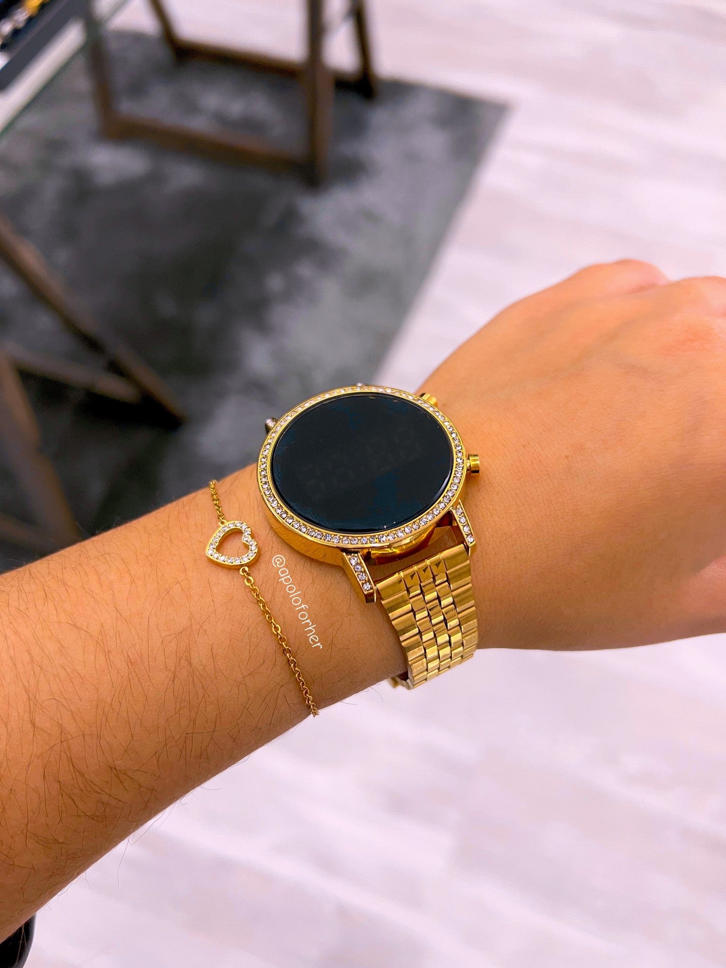 Relógio digital redondo com brilhantes | dourado