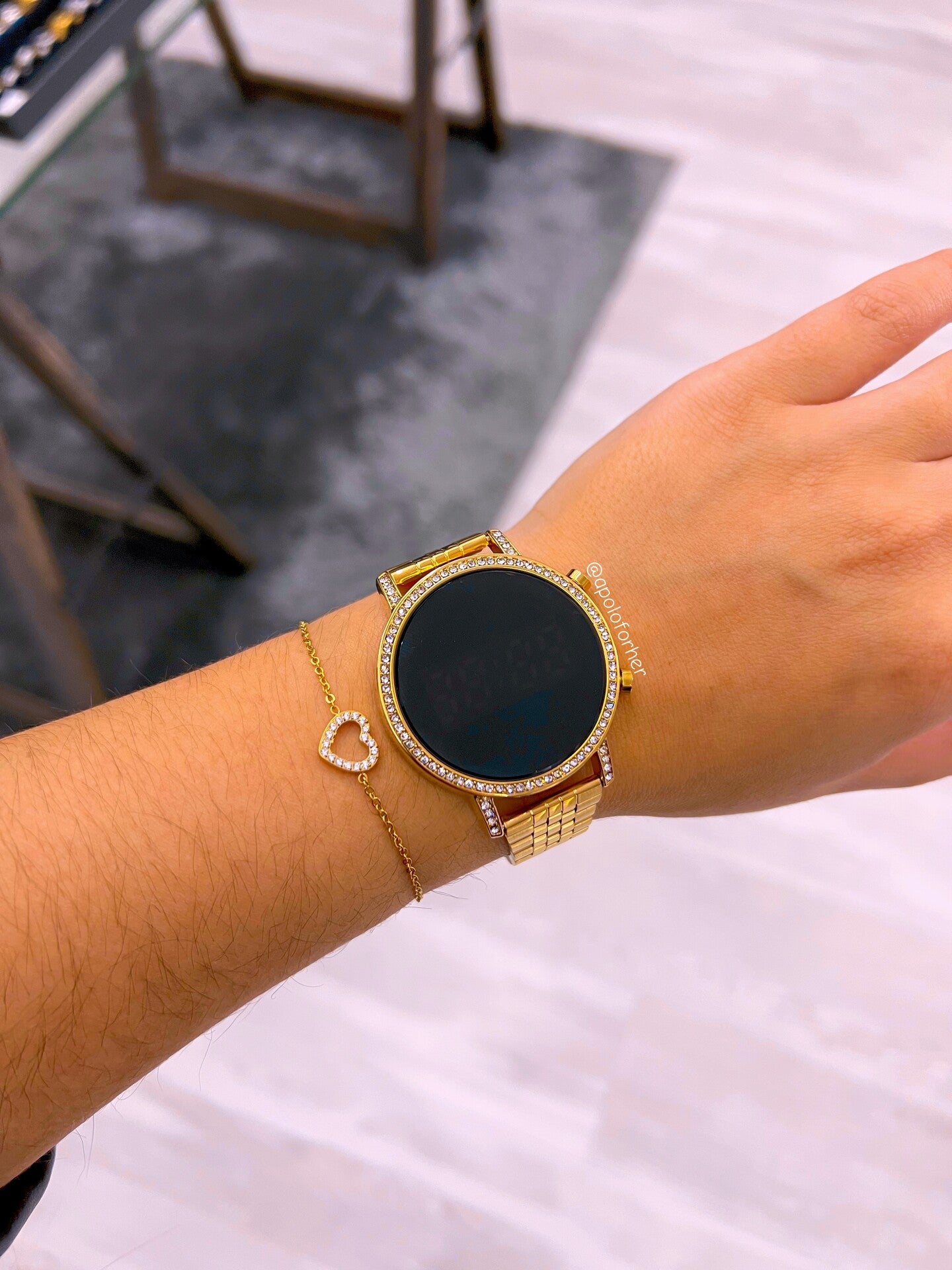 Relógio digital redondo com brilhantes | dourado