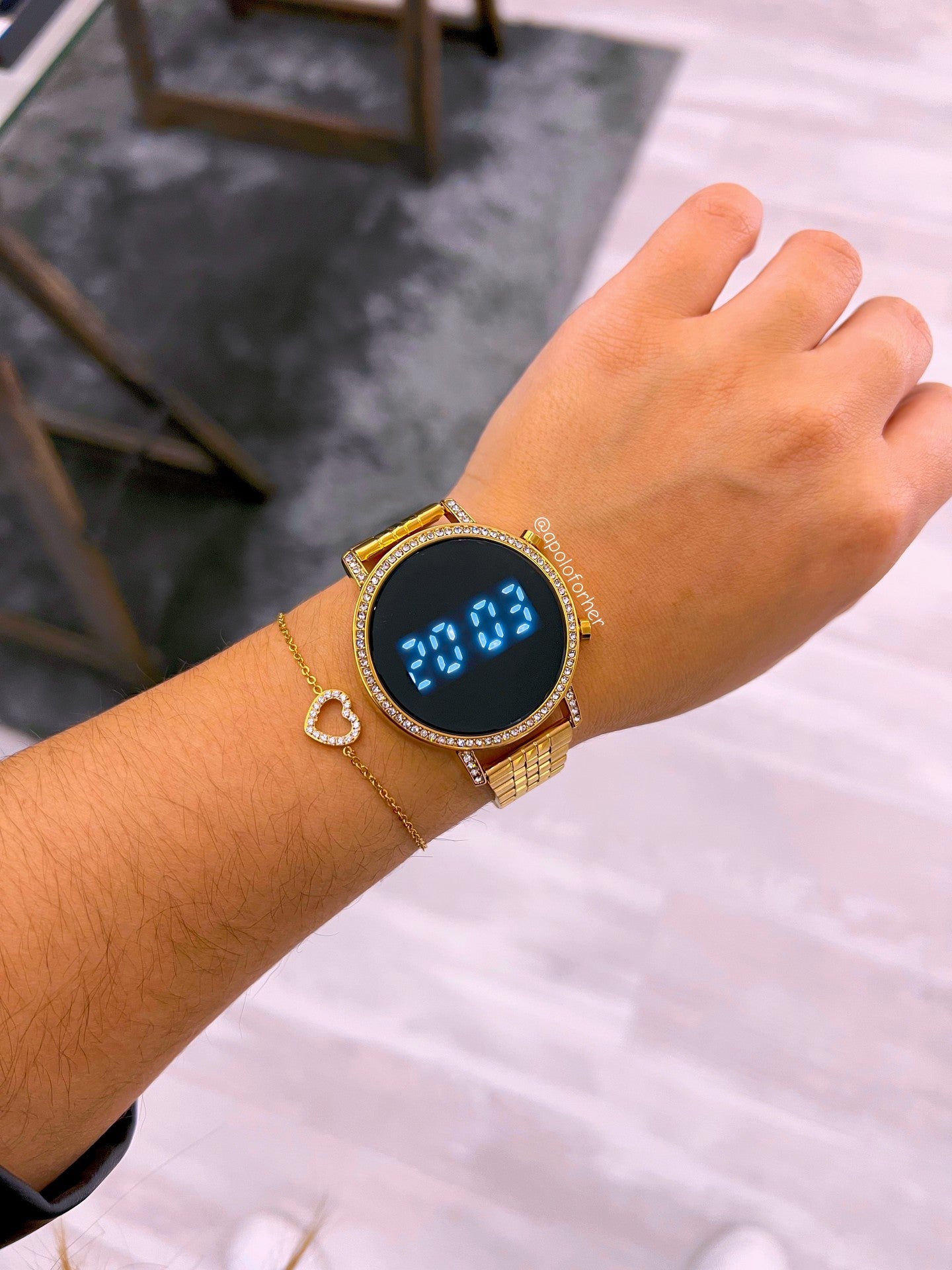 Relógio digital redondo com brilhantes | dourado