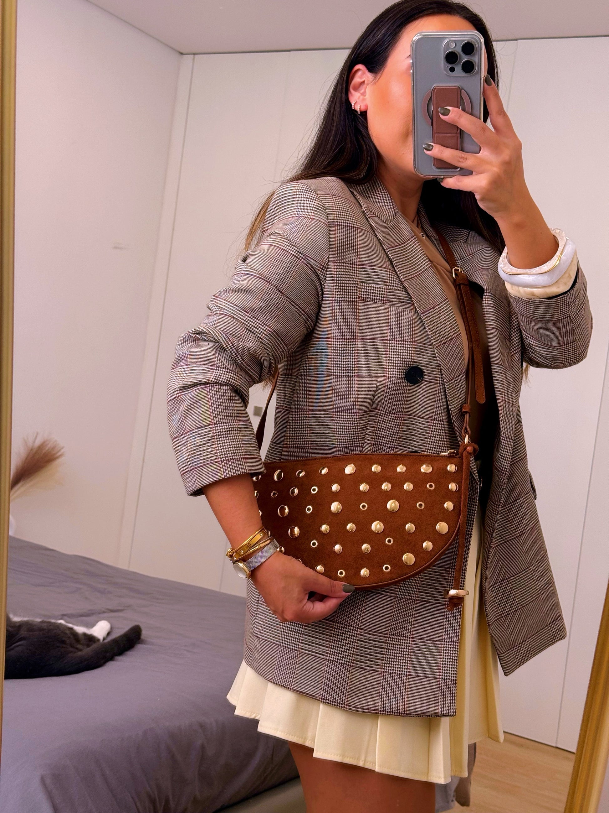 Mala meia lua efeito camurça com pormenores dourados | 2 Cores