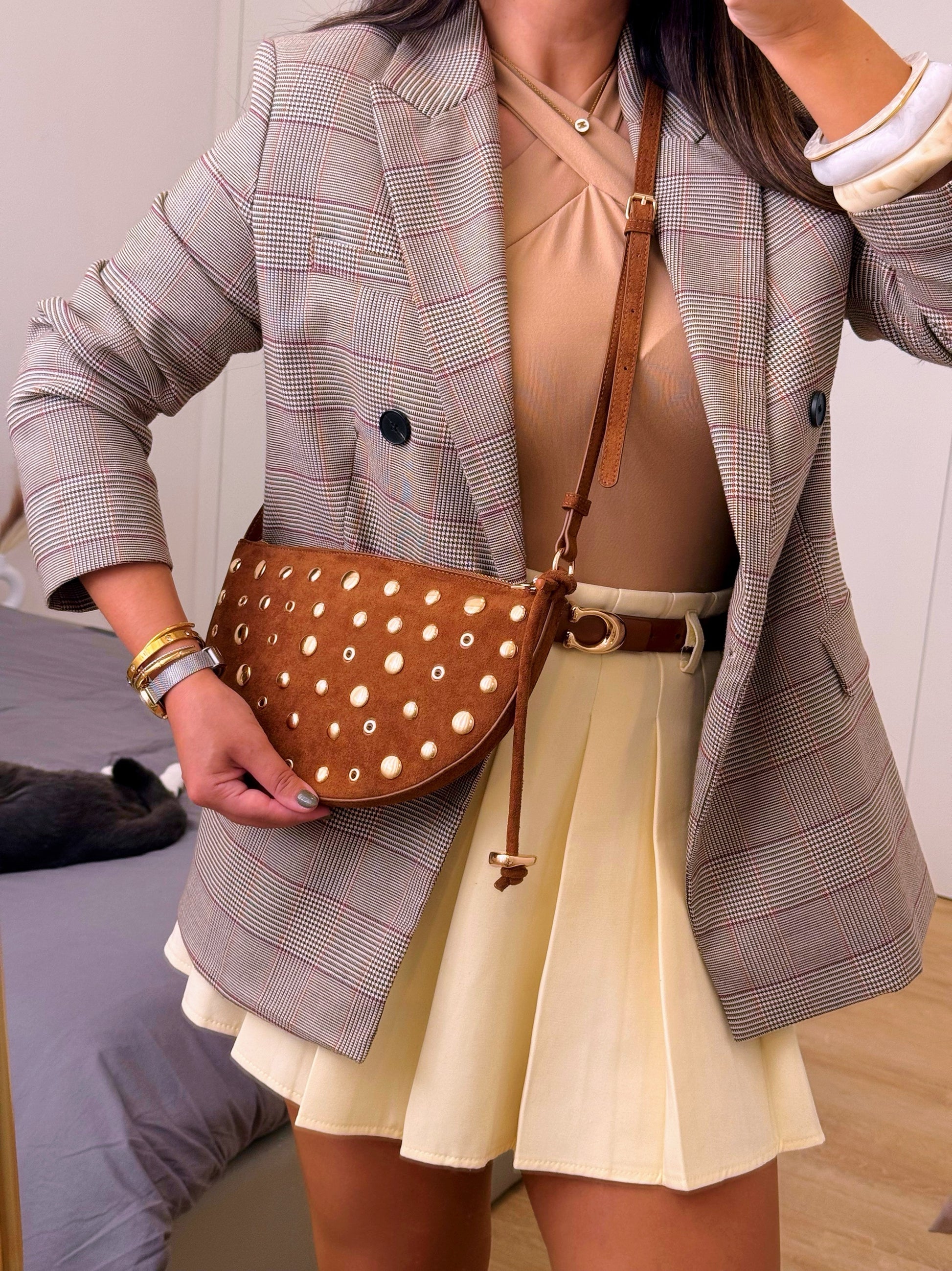 Mala meia lua efeito camurça com pormenores dourados | 2 Cores