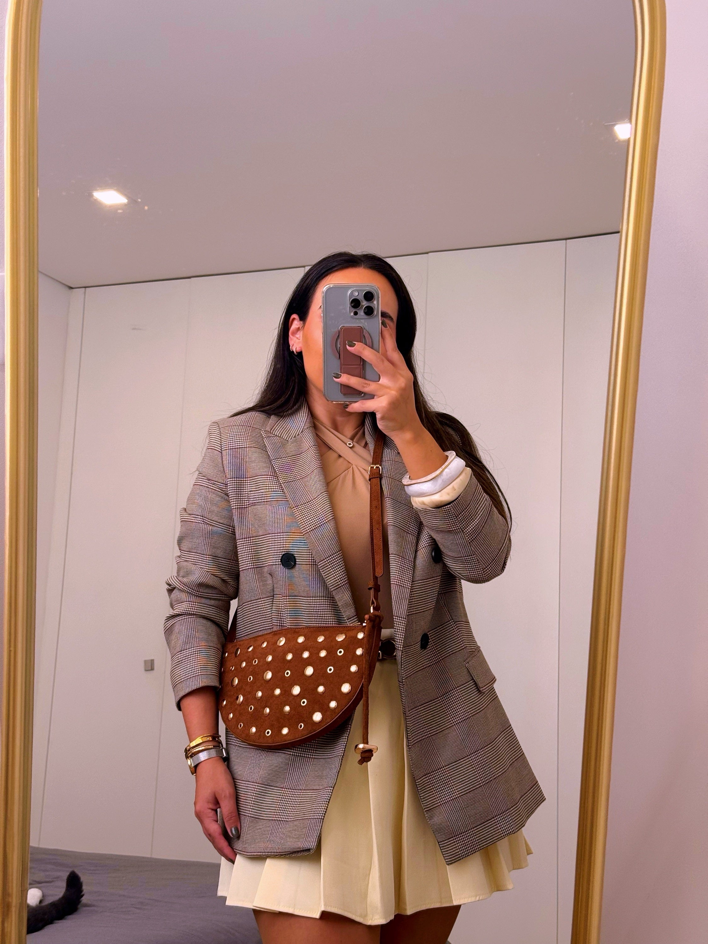 Mala meia lua efeito camurça com pormenores dourados | 2 Cores