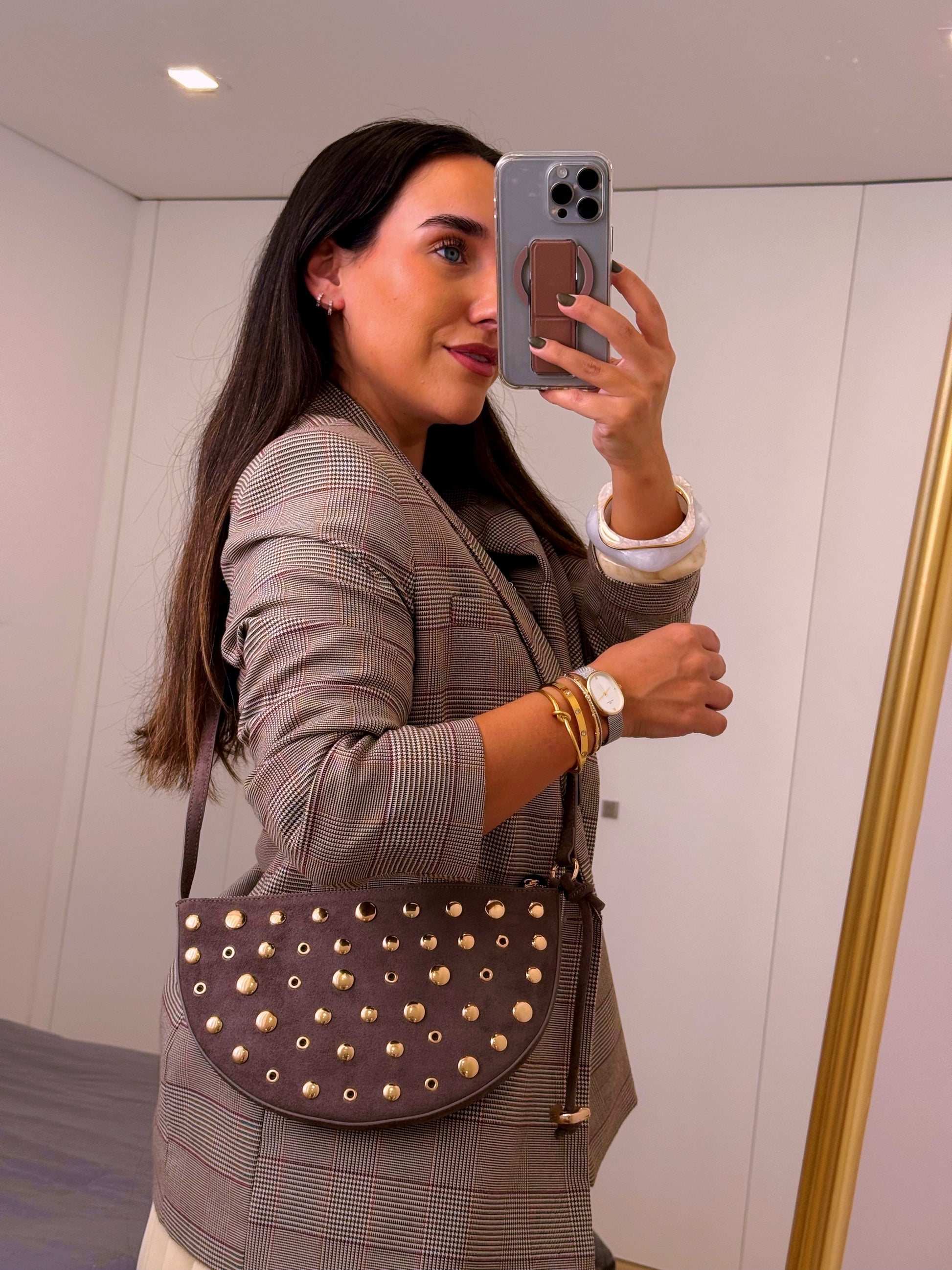 Mala meia lua efeito camurça com pormenores dourados | 2 Cores