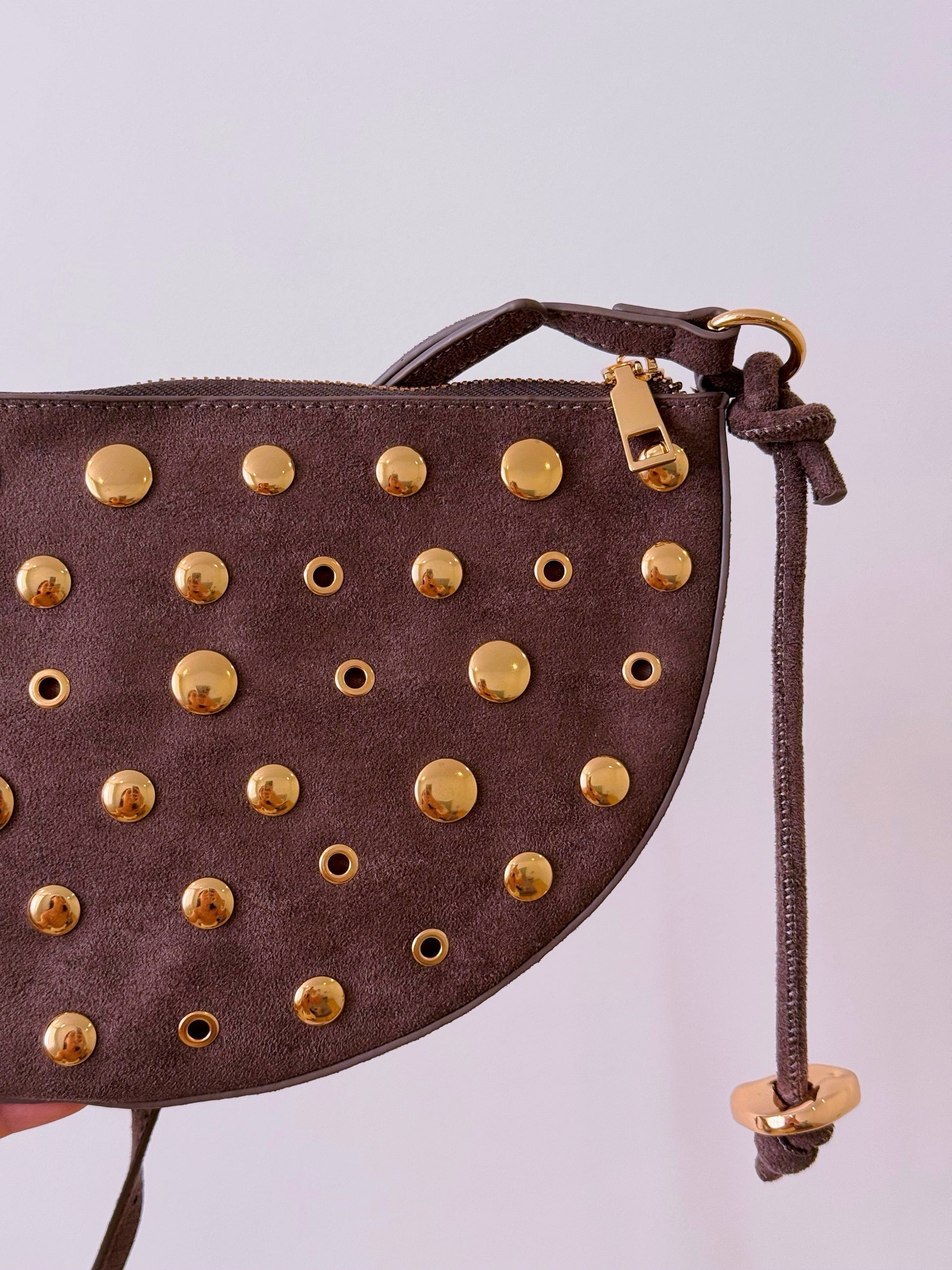 Mala meia lua efeito camurça com pormenores dourados | 2 Cores