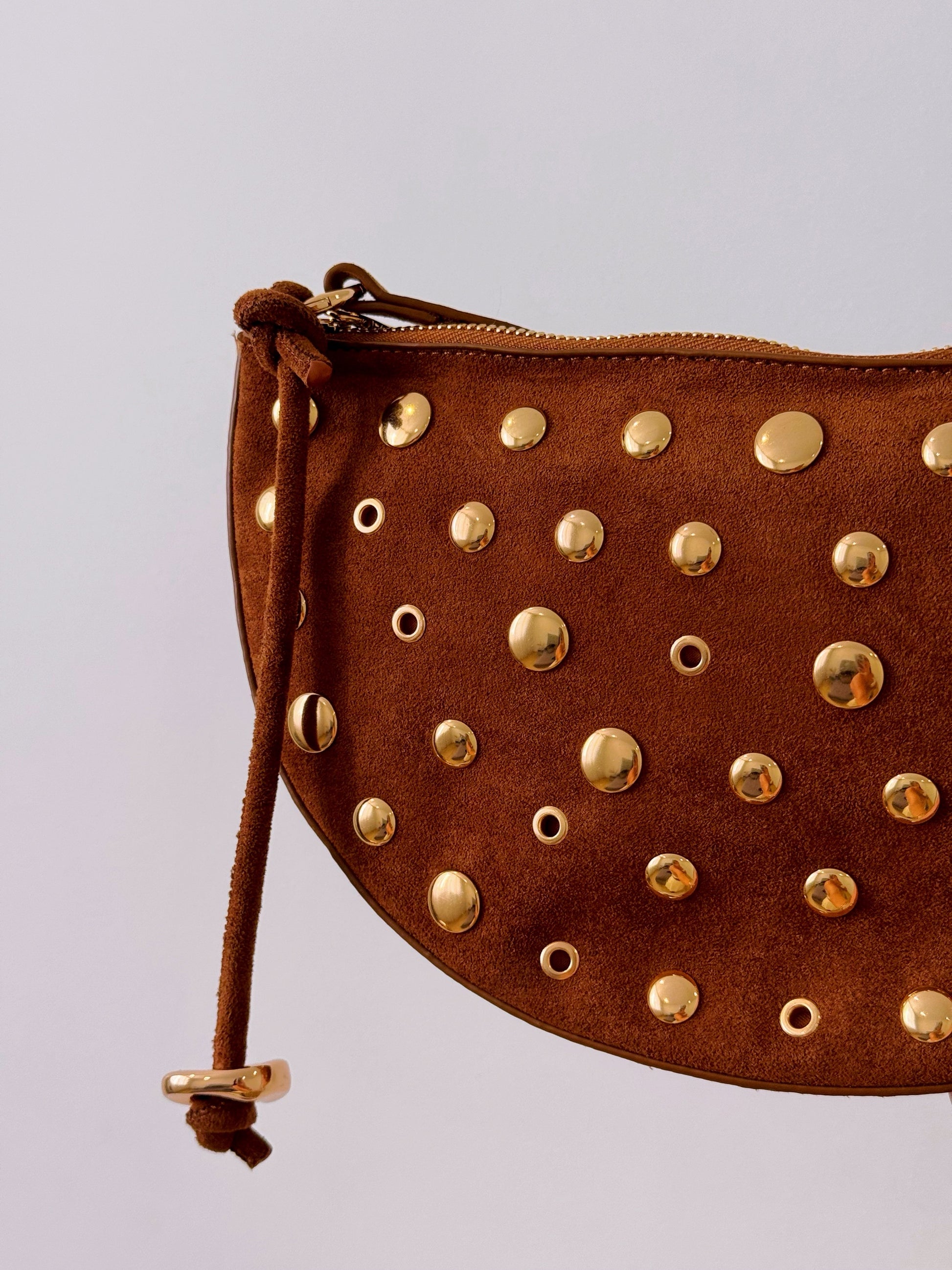 Mala meia lua efeito camurça com pormenores dourados | 2 Cores