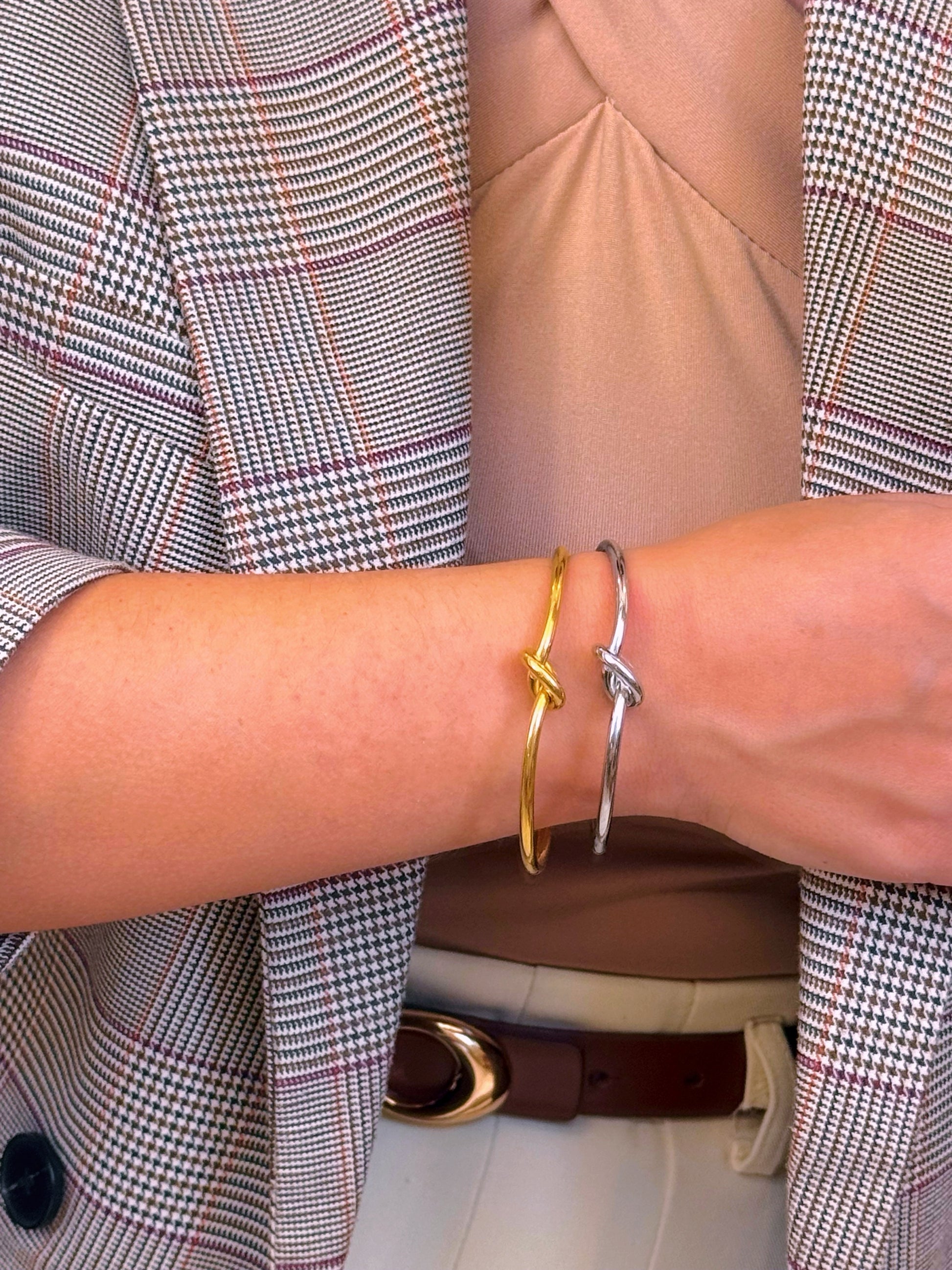 Pulseira rígida efeito de nó | 2 Cores