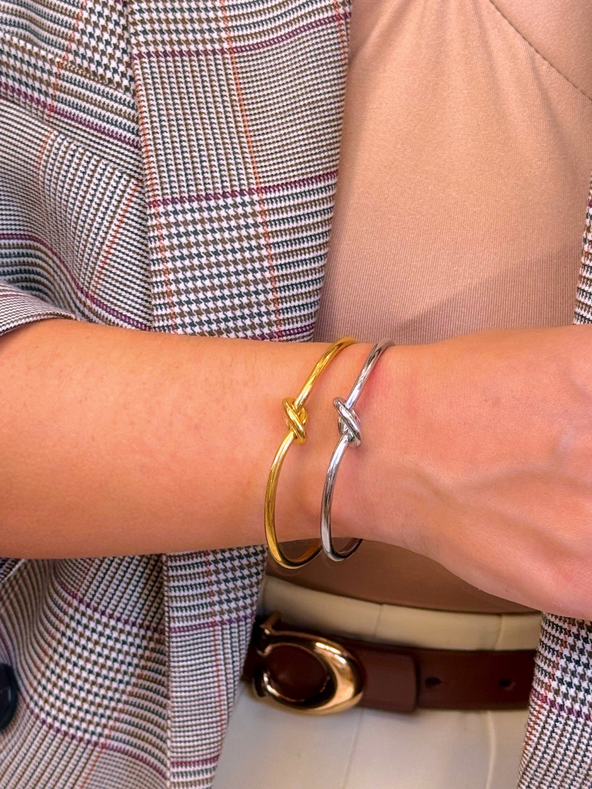 Pulseira rígida efeito de nó | 2 Cores