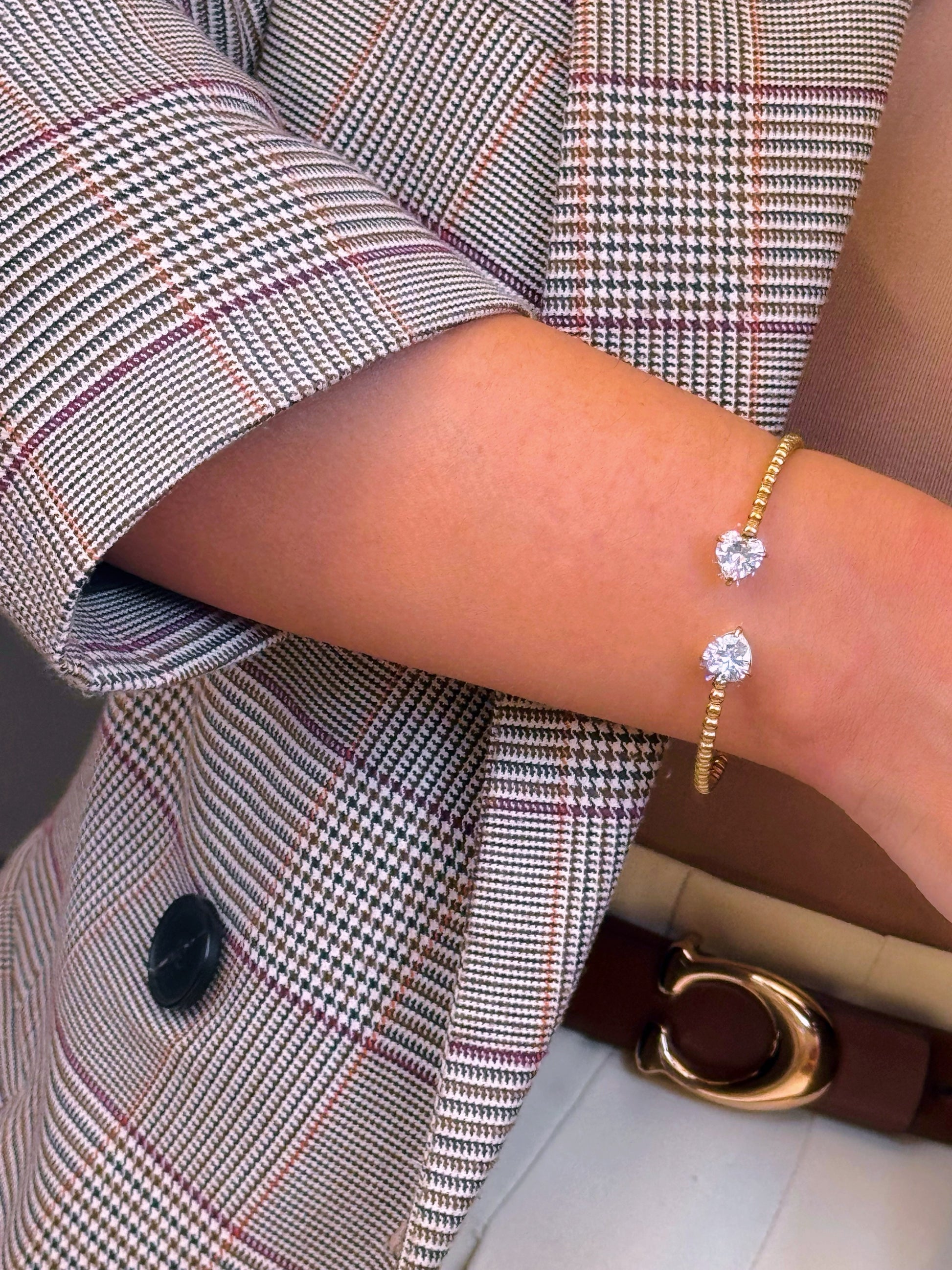 Pulseira Rígida de bolinhas com dois brilhantes em coração | Dourado