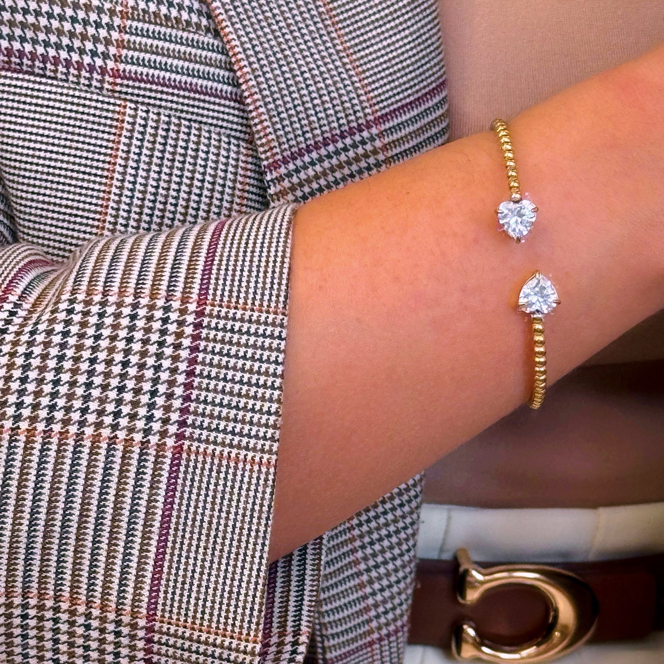 Pulseira Rígida de bolinhas com dois brilhantes em coração | Dourado