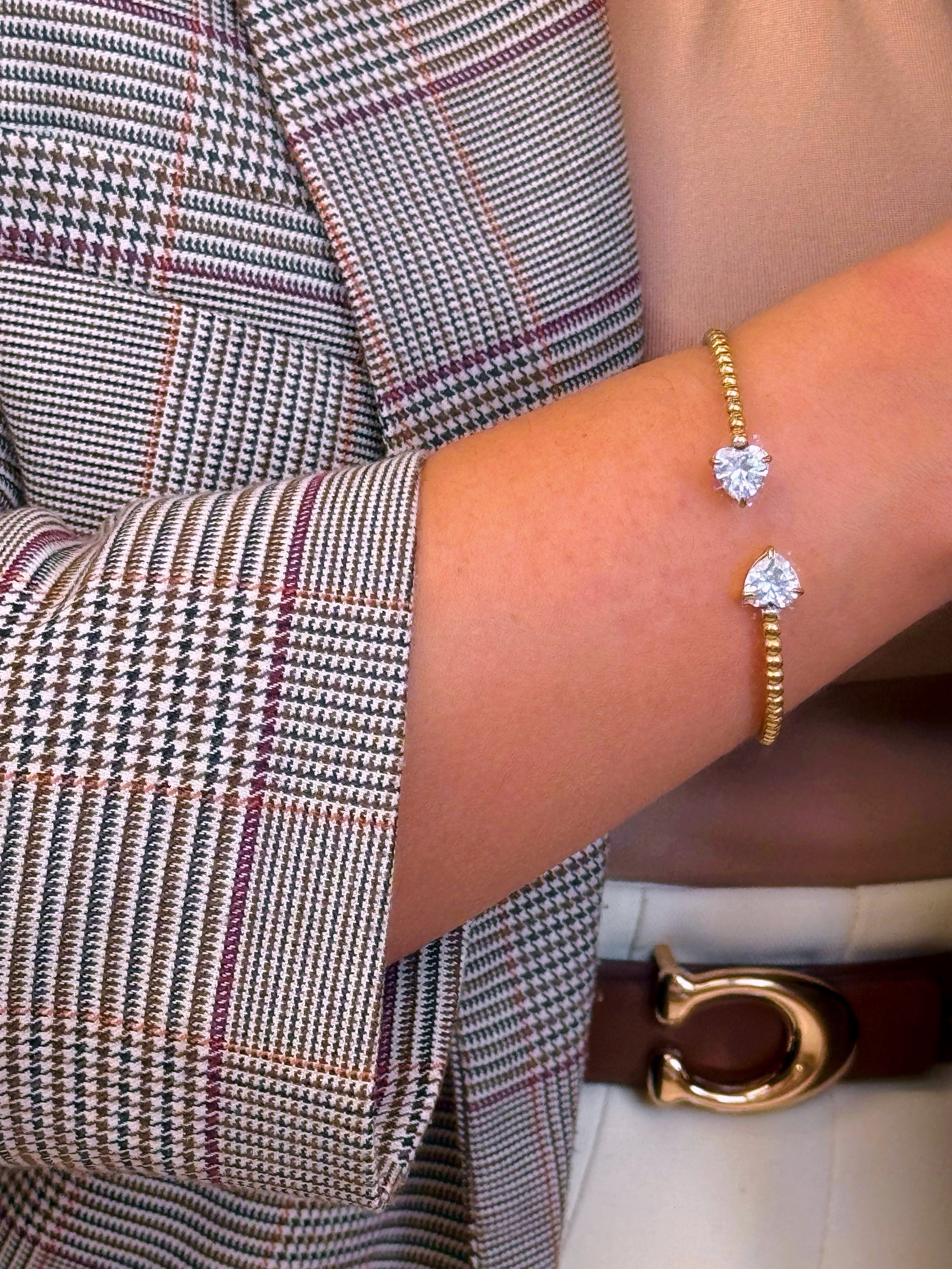 Pulseira Rígida de bolinhas com dois brilhantes em coração | Dourado