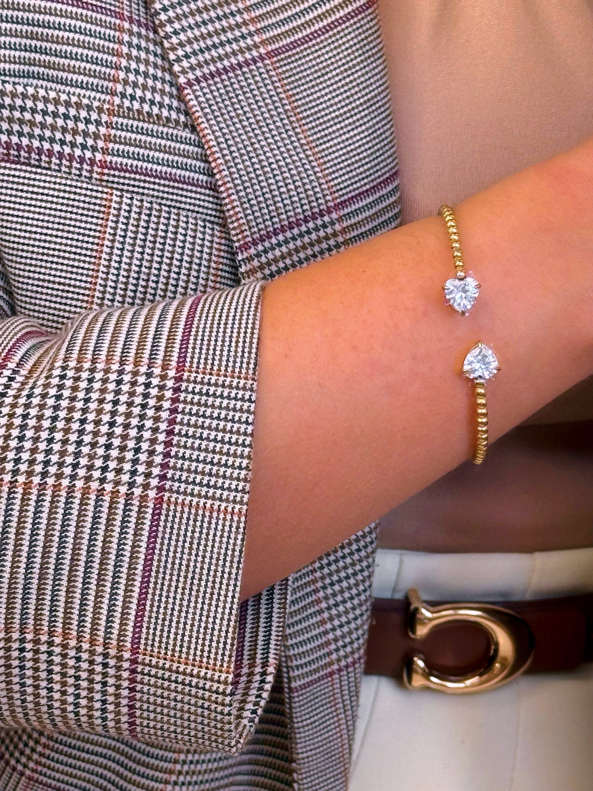 Pulseira Rígida de bolinhas com dois brilhantes em coração | Dourado