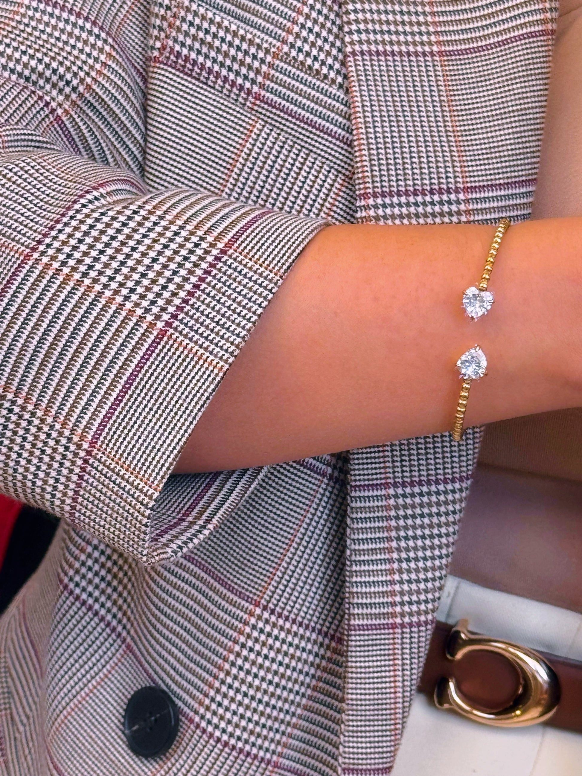 Pulseira Rígida de bolinhas com dois brilhantes em coração | Dourado