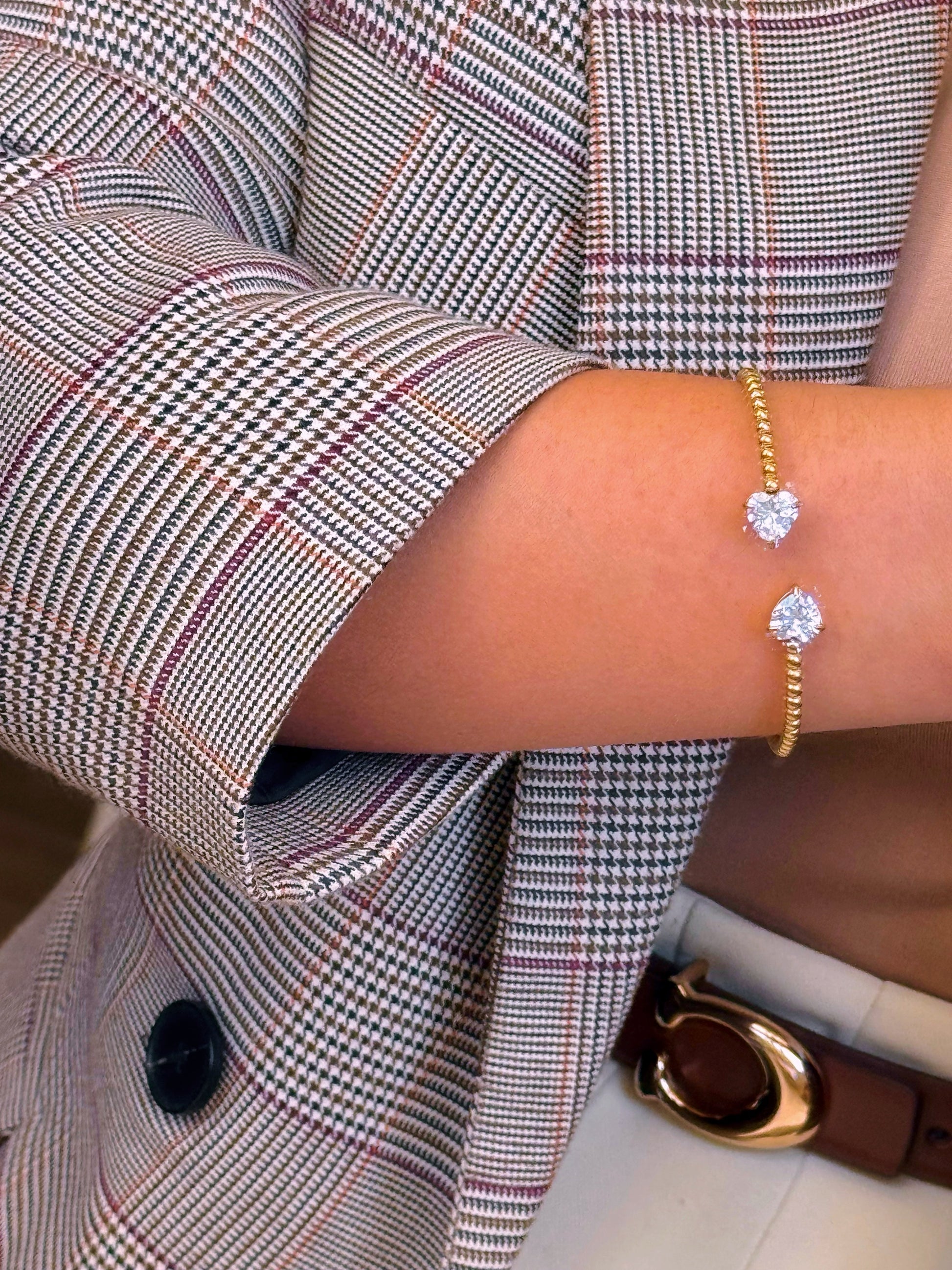 Pulseira Rígida de bolinhas com dois brilhantes em coração | Dourado