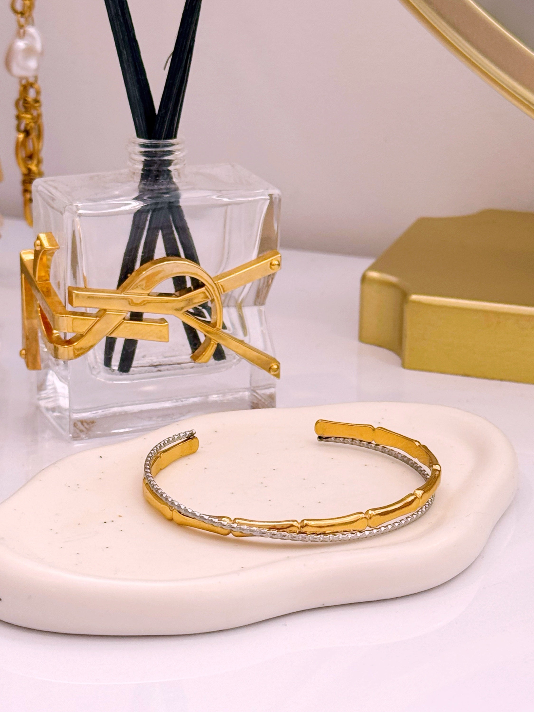 Pulseira Rígida efeito cruzado | Mix Dourado e Prateado