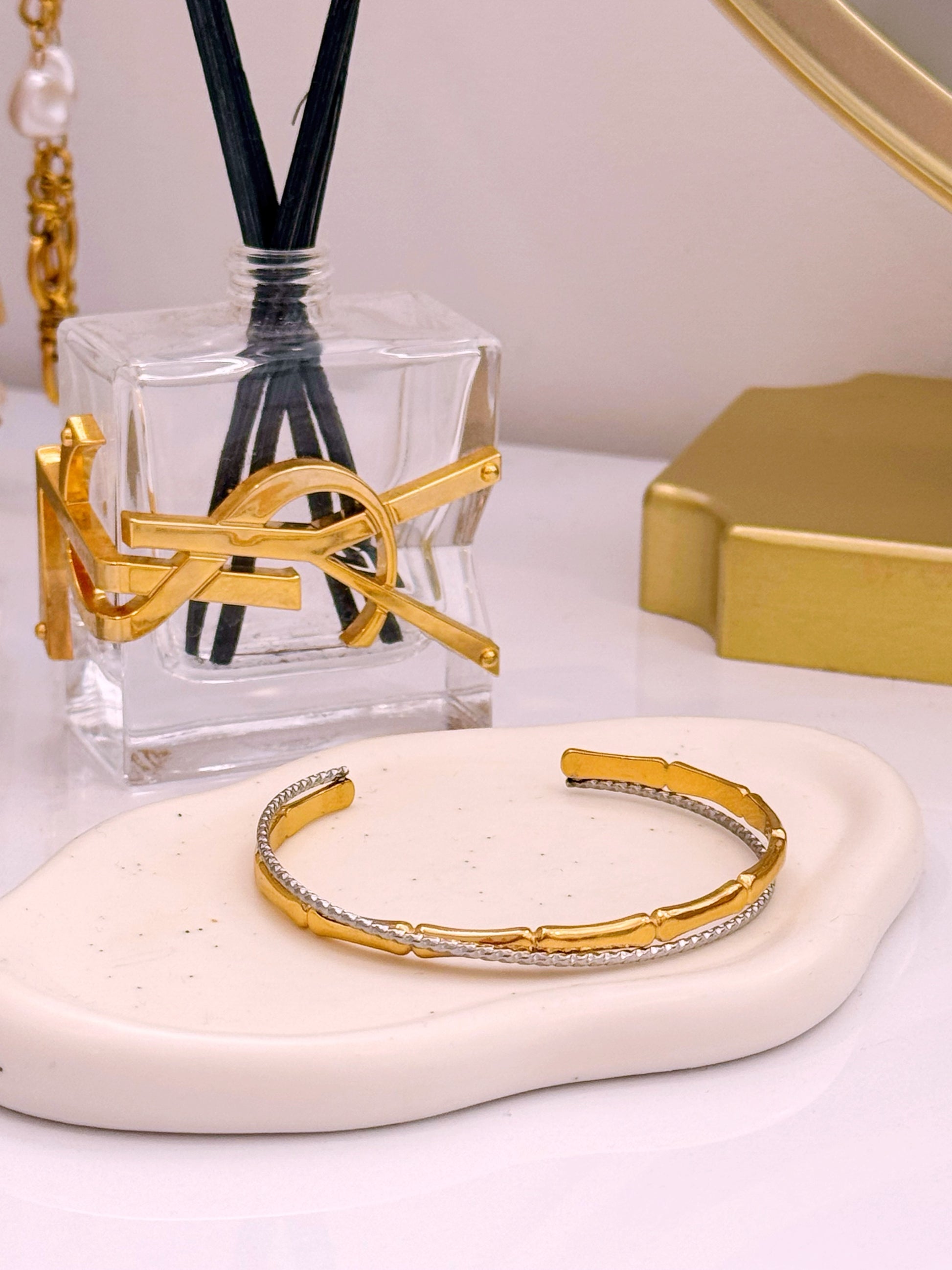 Pulseira Rígida efeito cruzado | Mix Dourado e Prateado