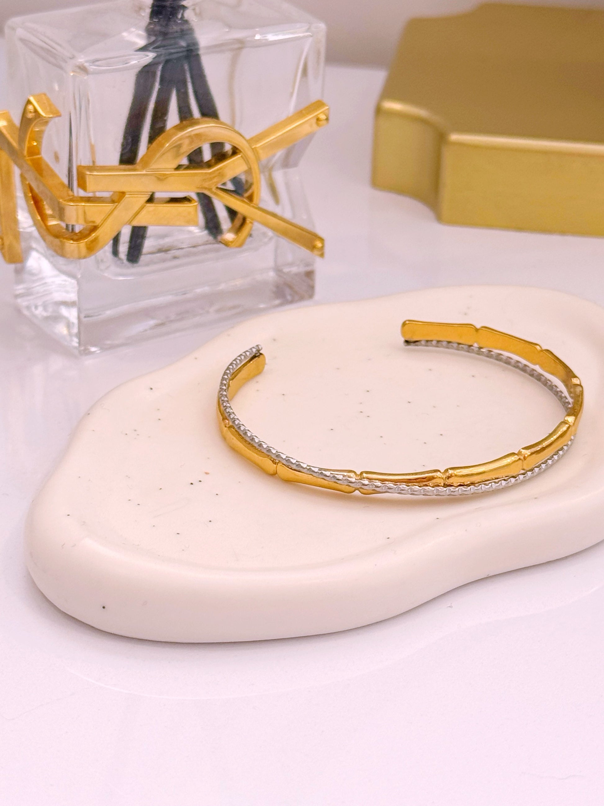 Pulseira Rígida efeito cruzado | Mix Dourado e Prateado