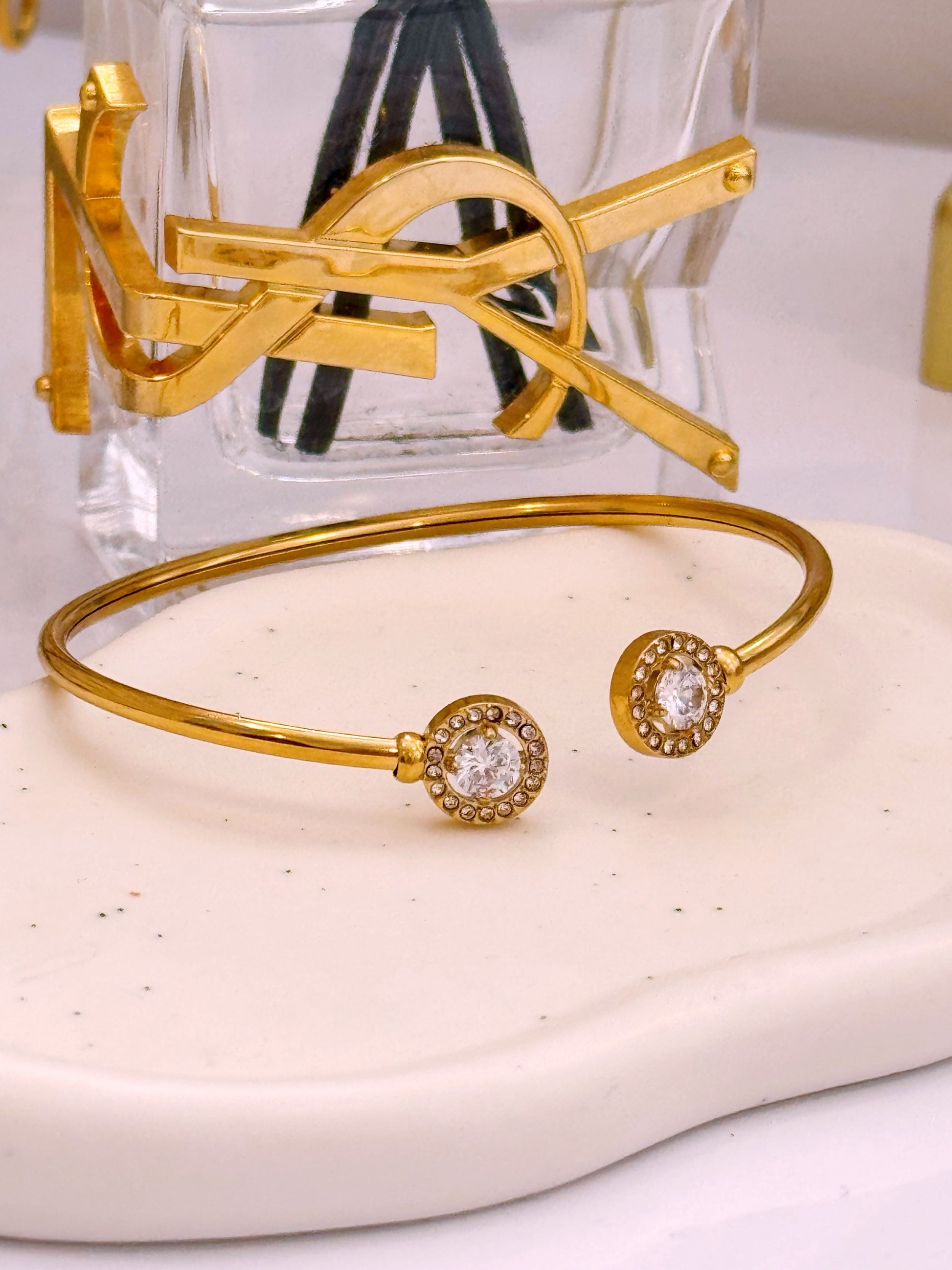 Pulseira Rígida com dois círculos de brilhantes | Dourado