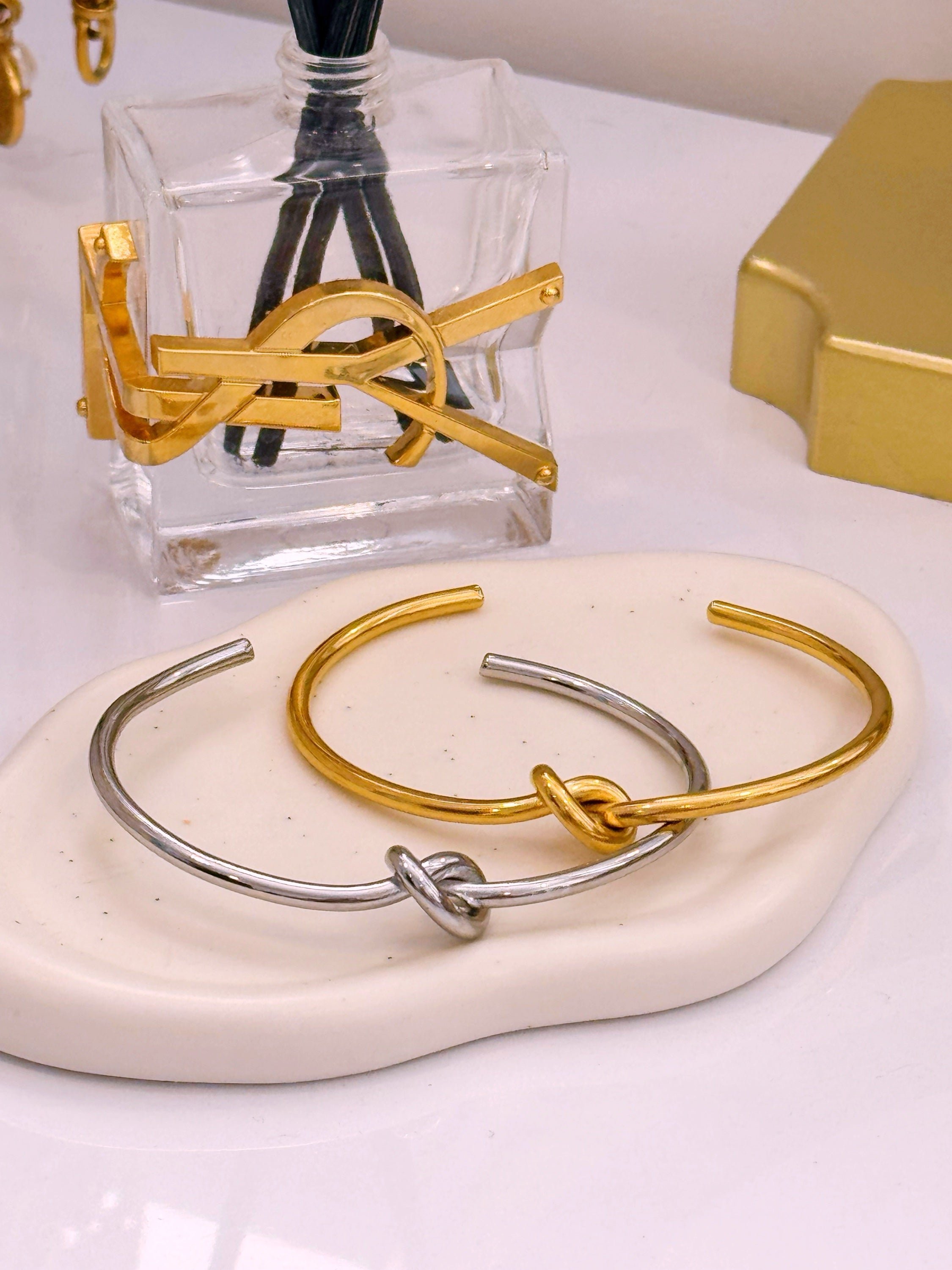 Pulseira rígida efeito de nó | 2 Cores