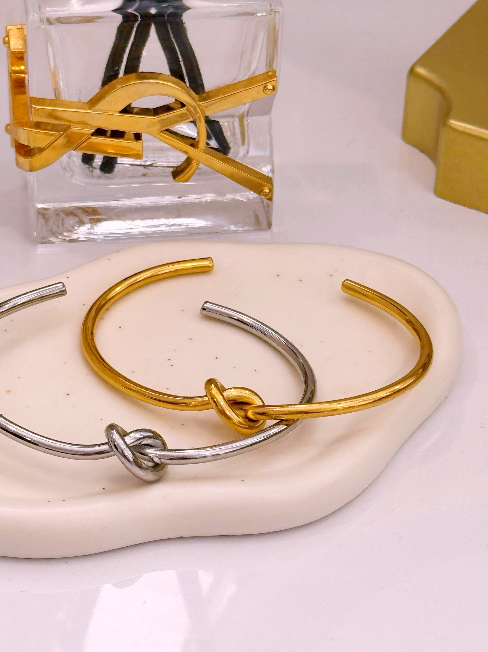 Pulseira rígida efeito de nó | 2 Cores