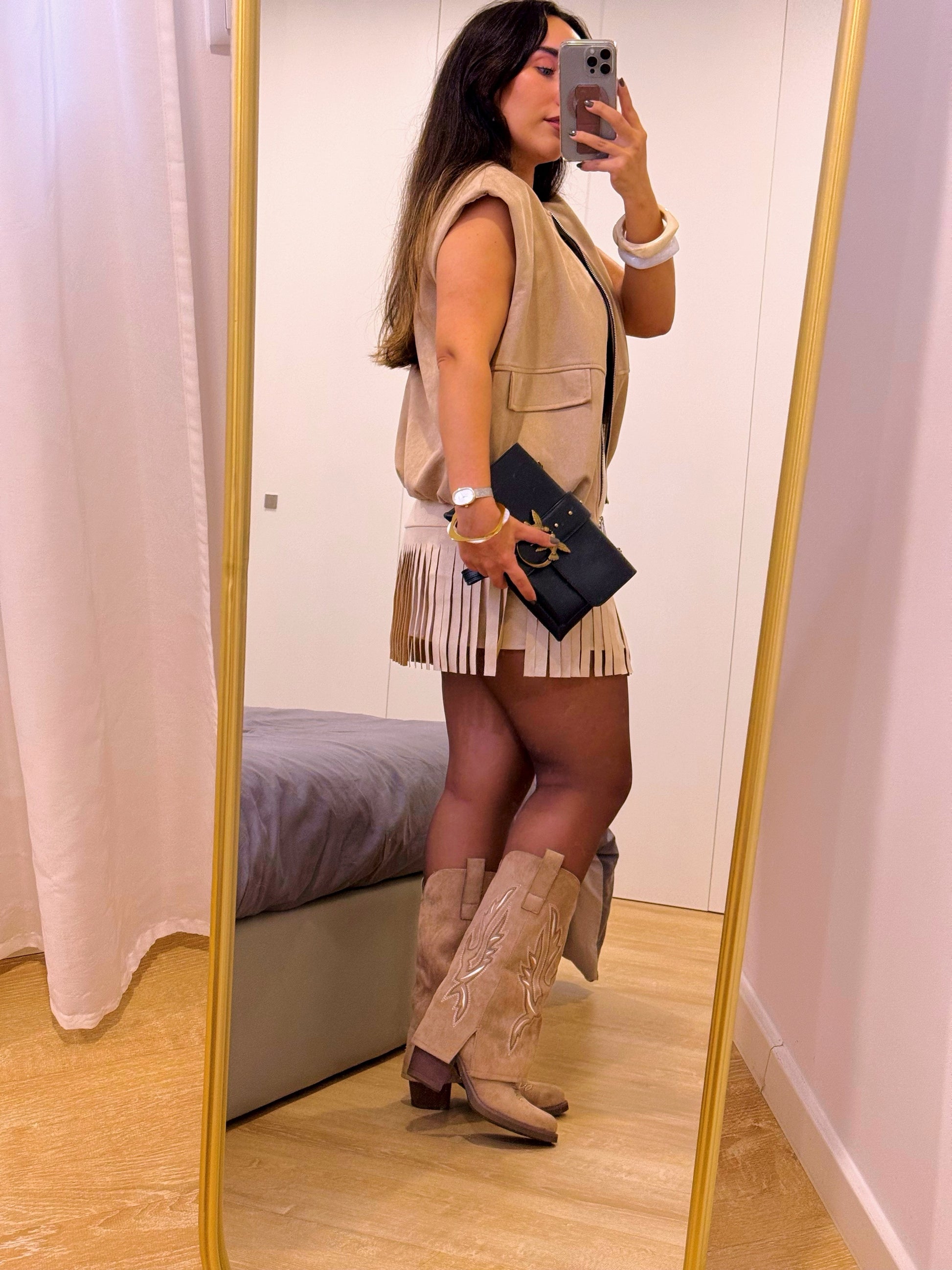 Bota com aba em efeito camurça e pormenores bordados • Castanha