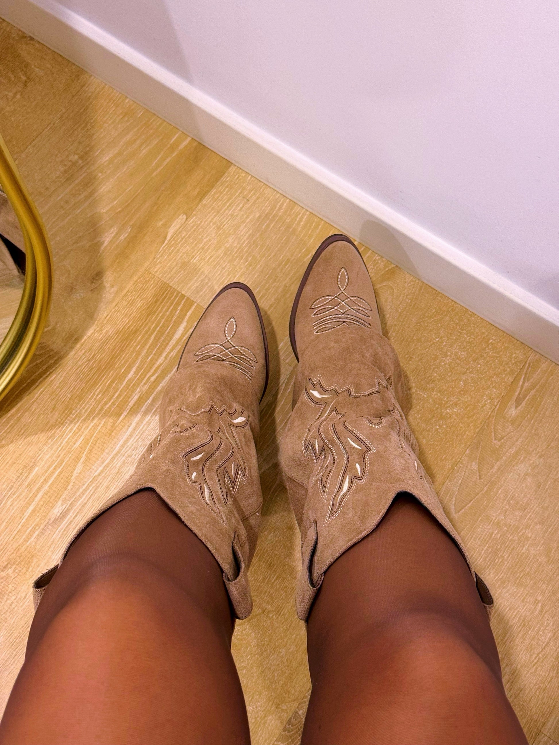 Bota com aba em efeito camurça e pormenores bordados • Castanha