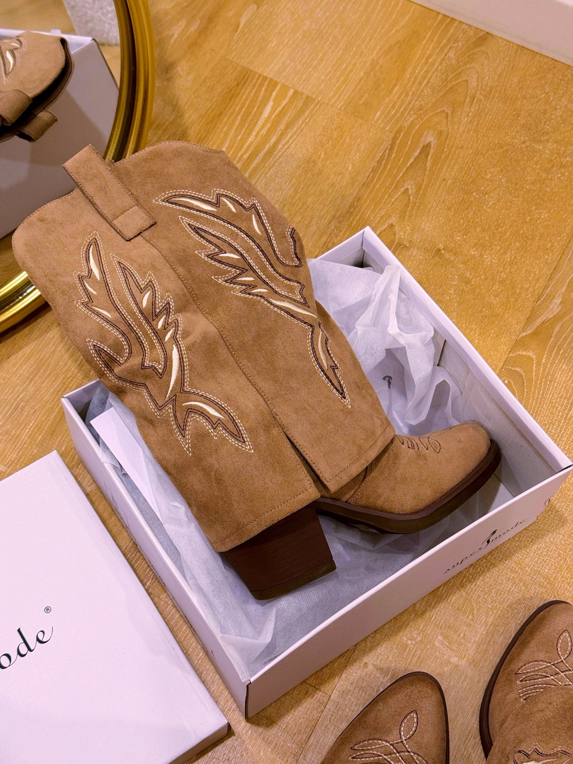 Bota com aba em efeito camurça e pormenores bordados • Castanha