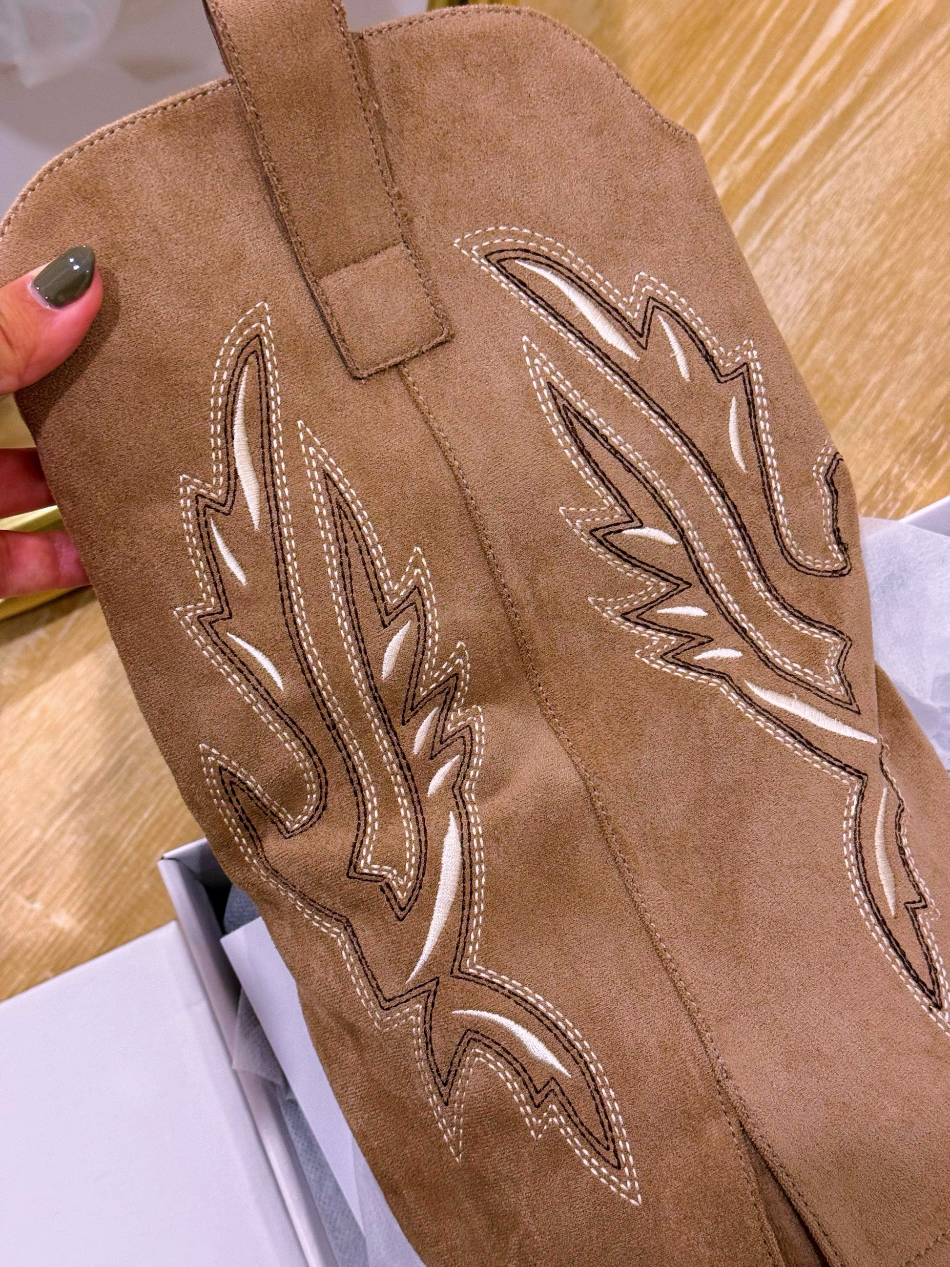 Bota com aba em efeito camurça e pormenores bordados • Castanha