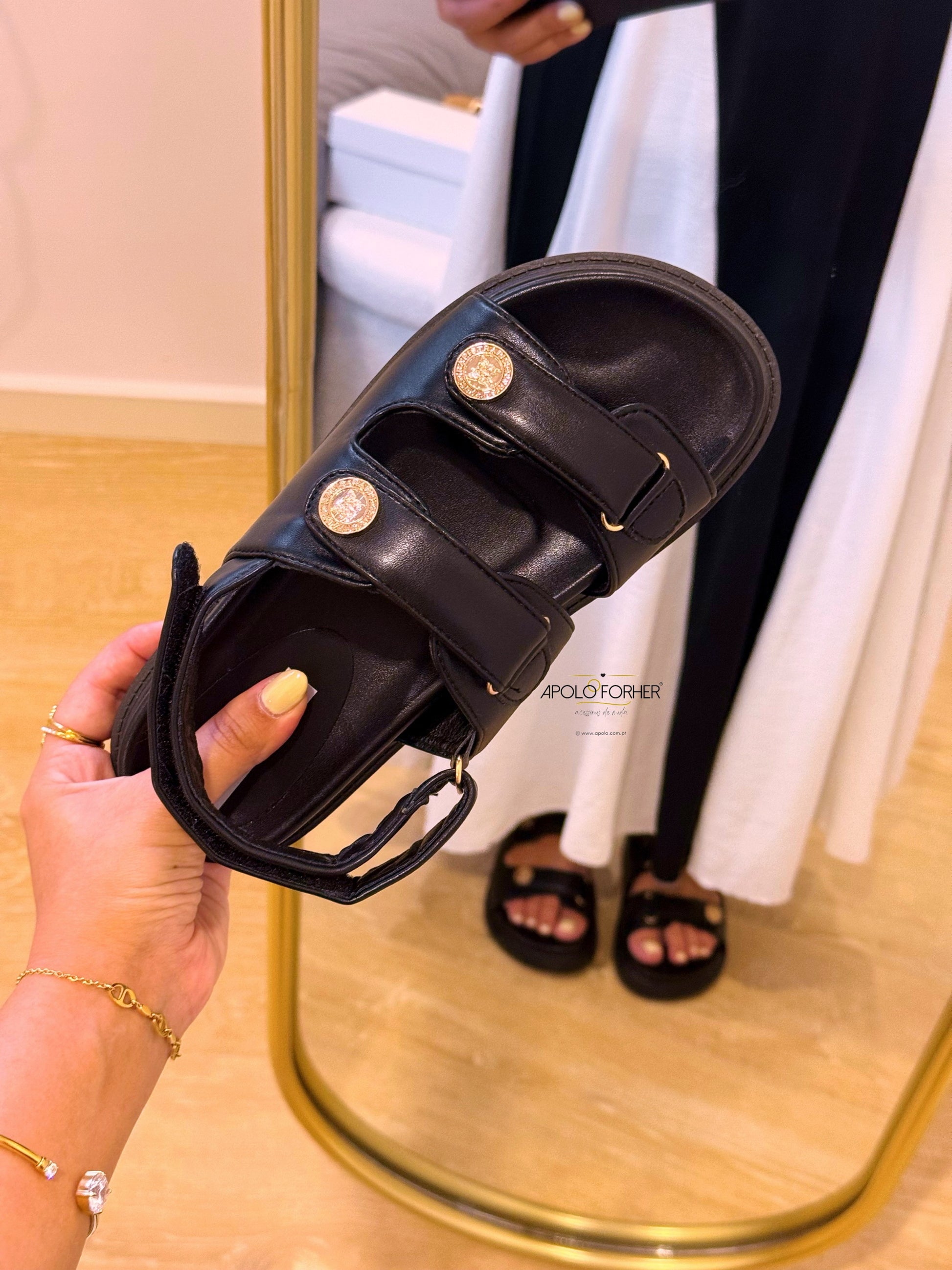 Sandália com plataforma e fivelas ajustáveis | Pretas