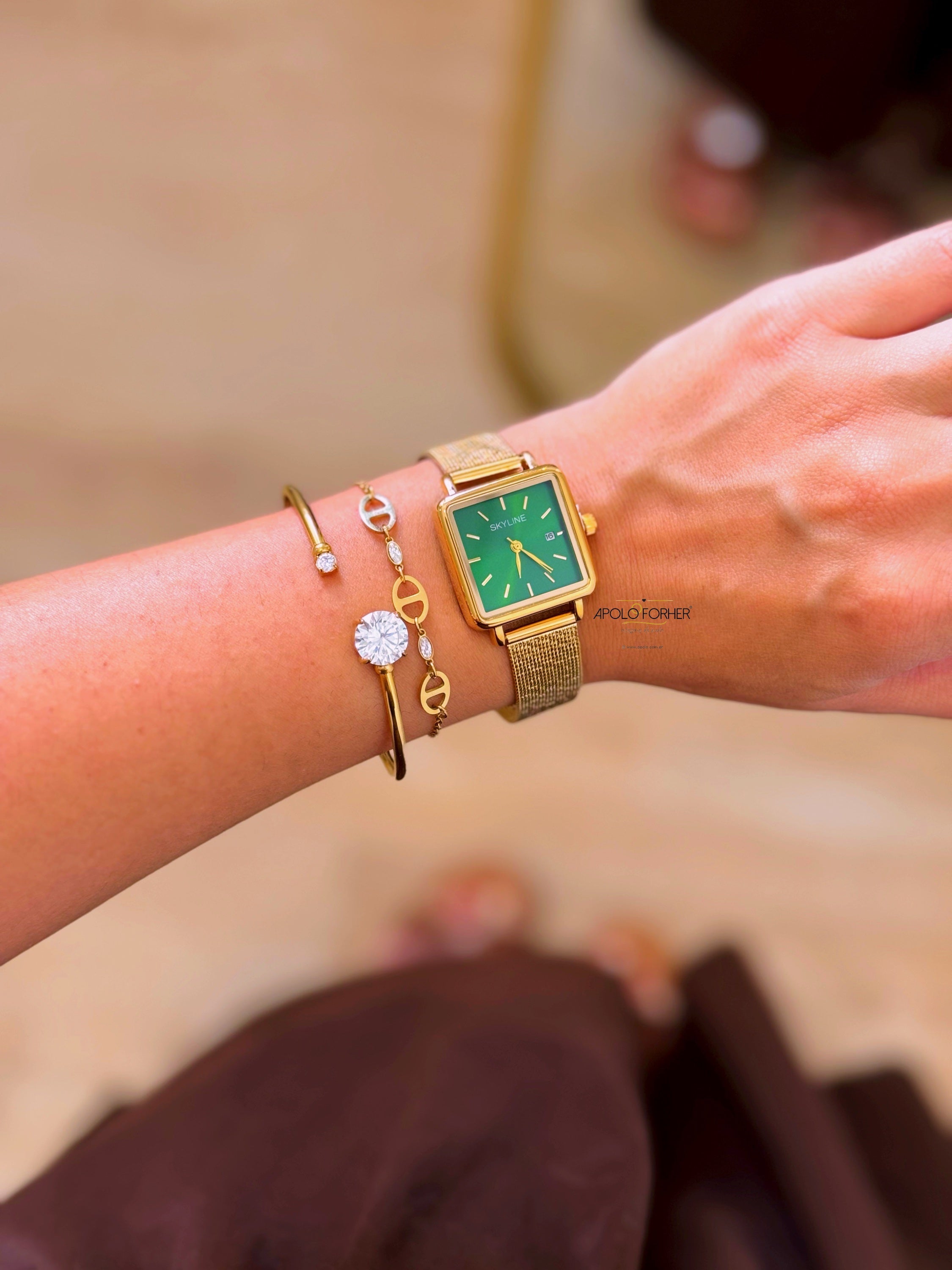 Relógio analógico quadrado | Dourado • fundo verde