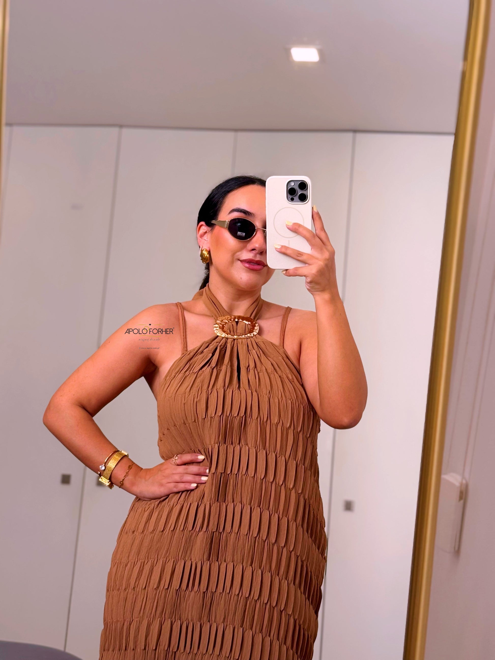 Vestido comprido de  costas abertas e pormenor dourado | Castanho