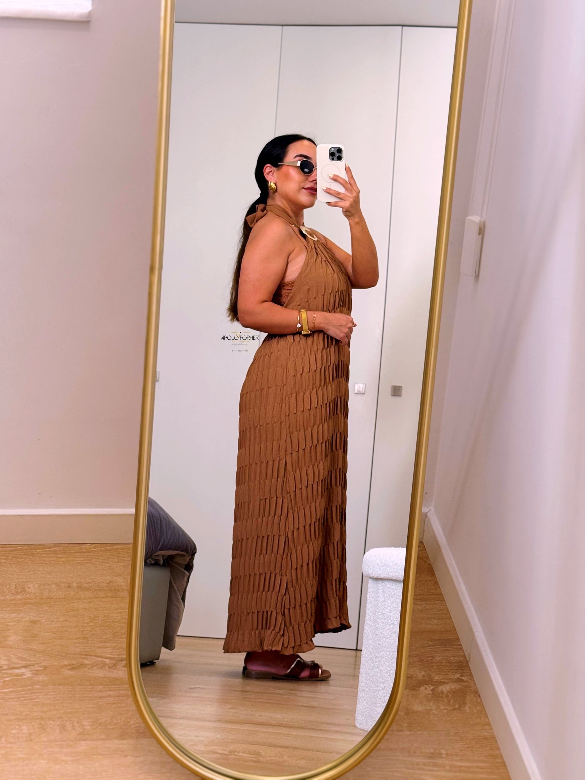 Vestido comprido de  costas abertas e pormenor dourado | Castanho